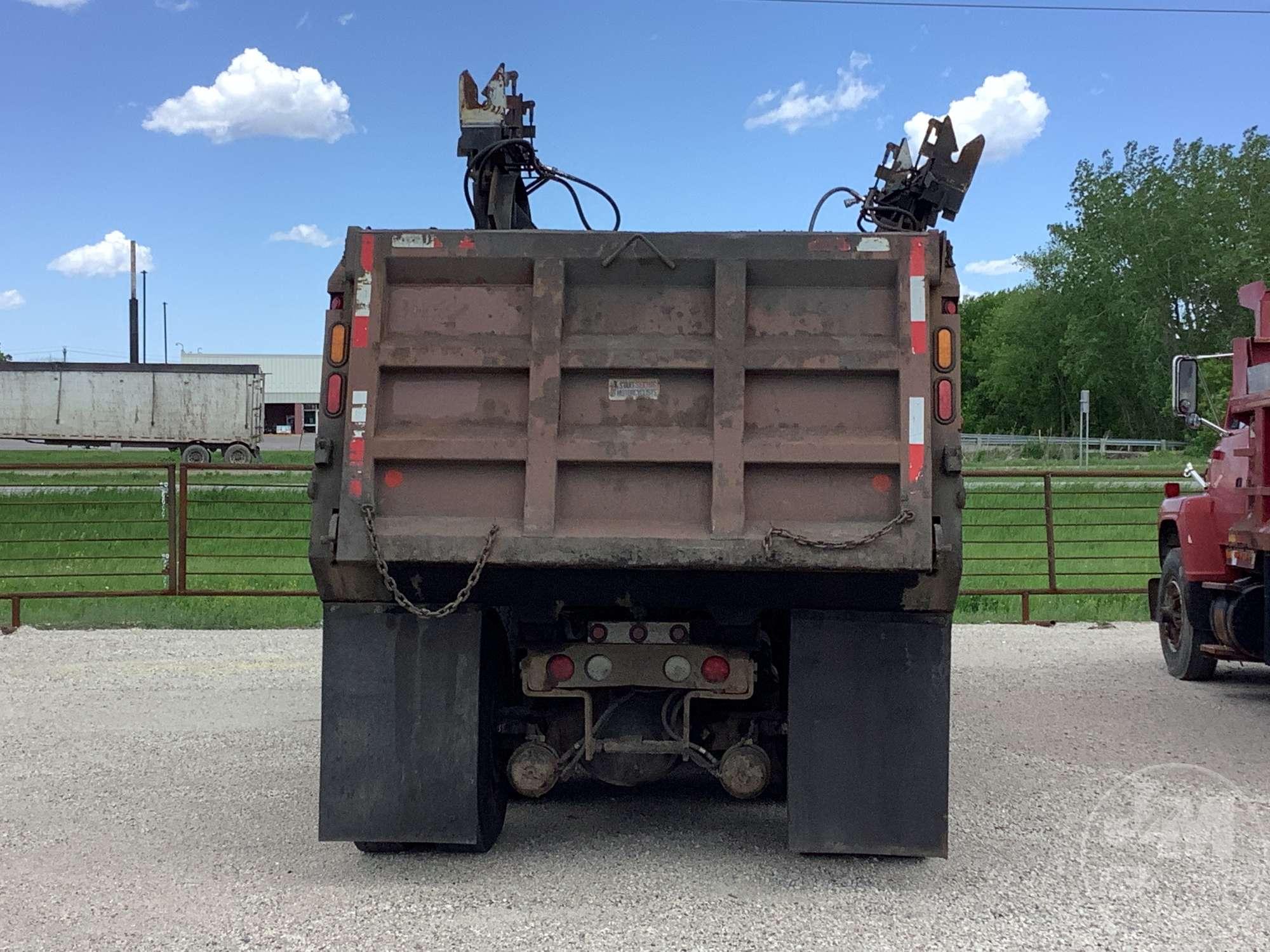 2005 STERLING TRUCK L9500 SERIES TRI-AXLE DUMP TRUCK VIN: 2FZHAZDA55AU22335