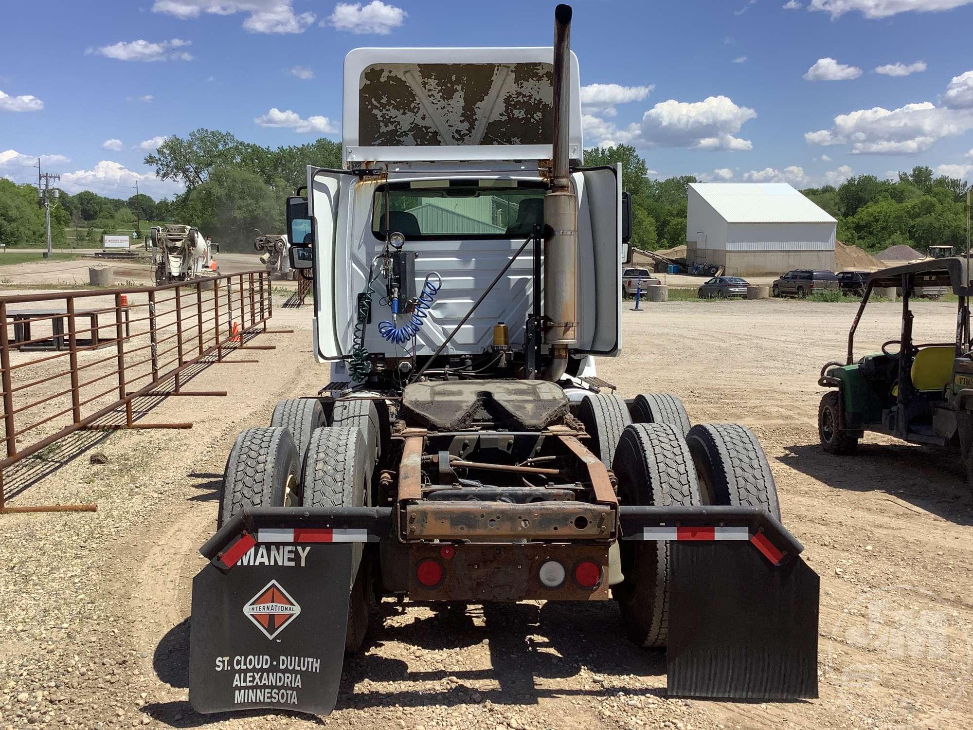 2006 INTERNATIONAL 8600 VIN: 1HSHXAHR36J208309 TANDEM AXLE DAY CAB TRUCK TRACTOR