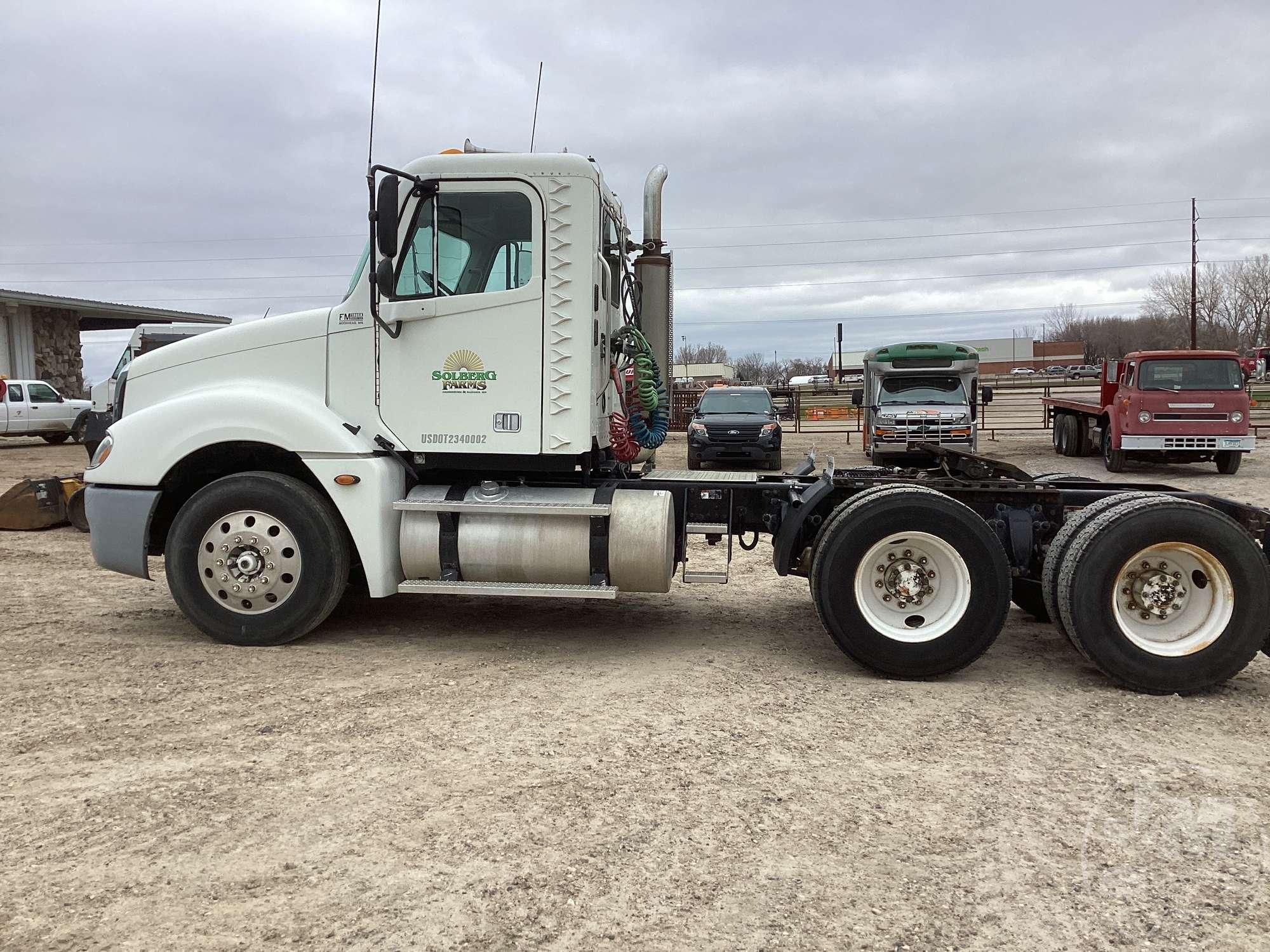 2005 FREIGHTLINER COLUMBIA VIN: 1FUJA6CK95LV15028 TANDEM AXLE DAY CAB TRUCK TRACTOR