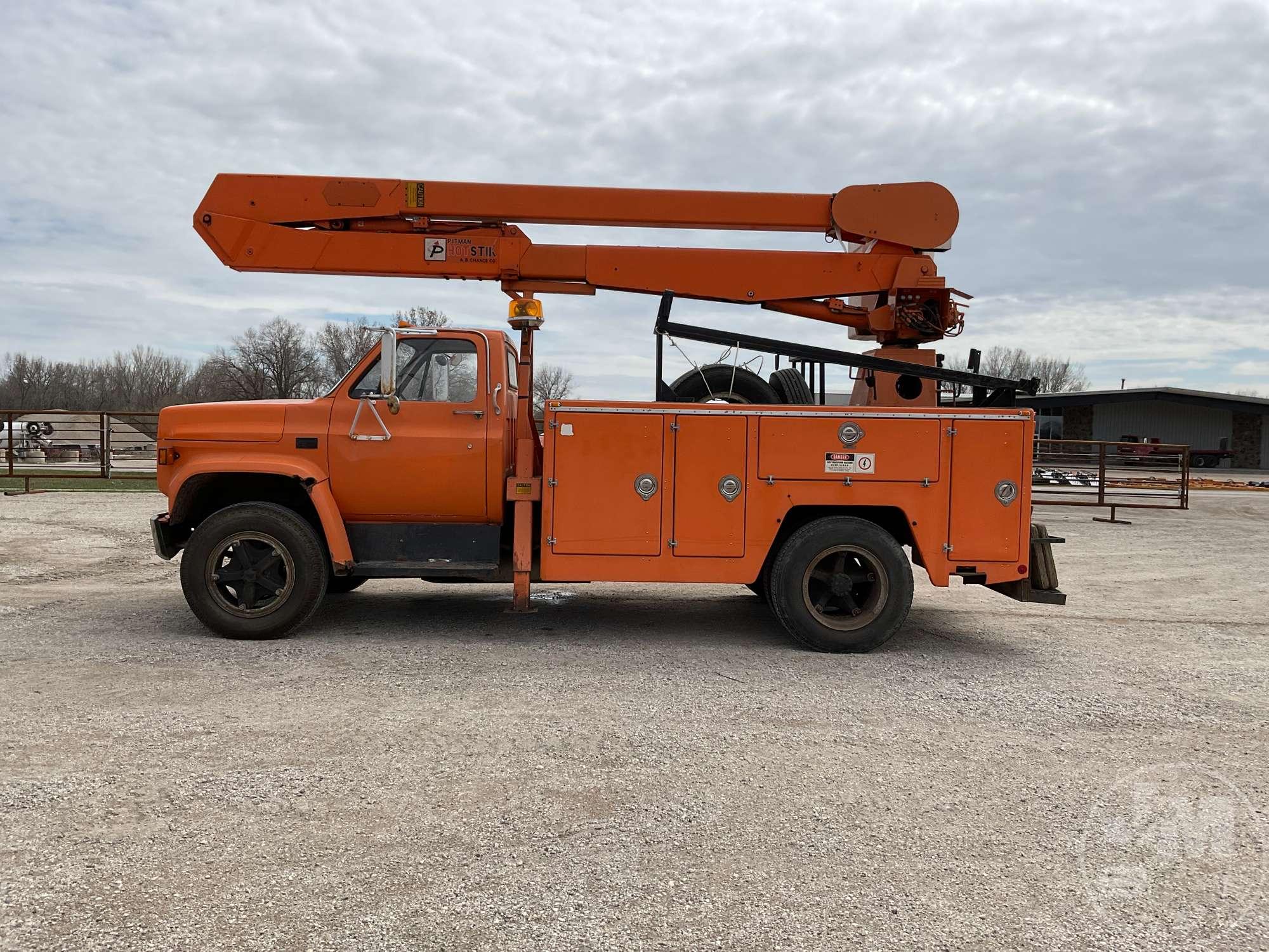 1988 CHEVROLET C7 S/A BUCKET TRUCK VIN: 1GBG7D1B0JV102361