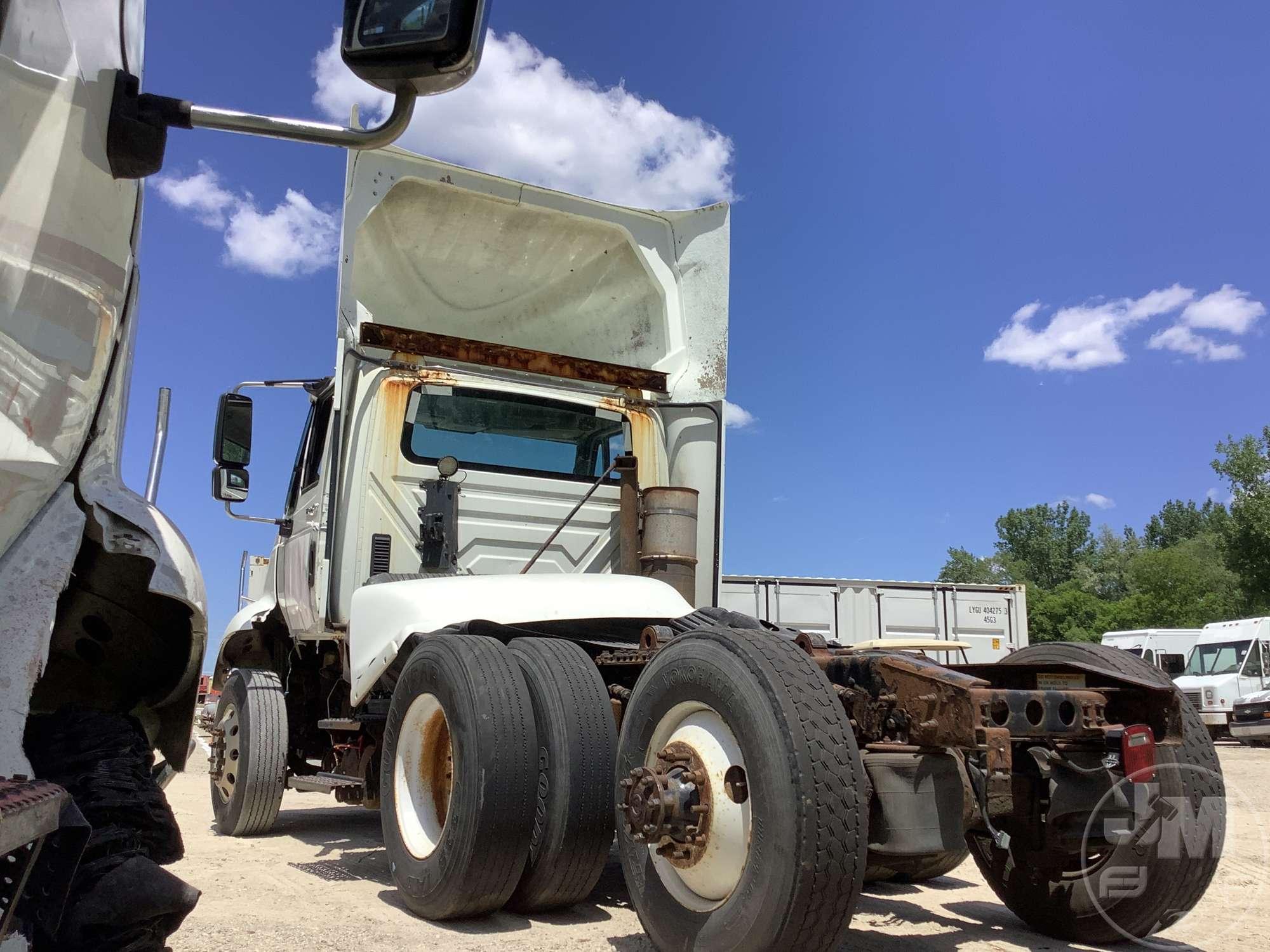 2011 INTERNATIONAL 8600 SBA VIN: 1HSHXSJR1BJ363841 T/A DAY CAB