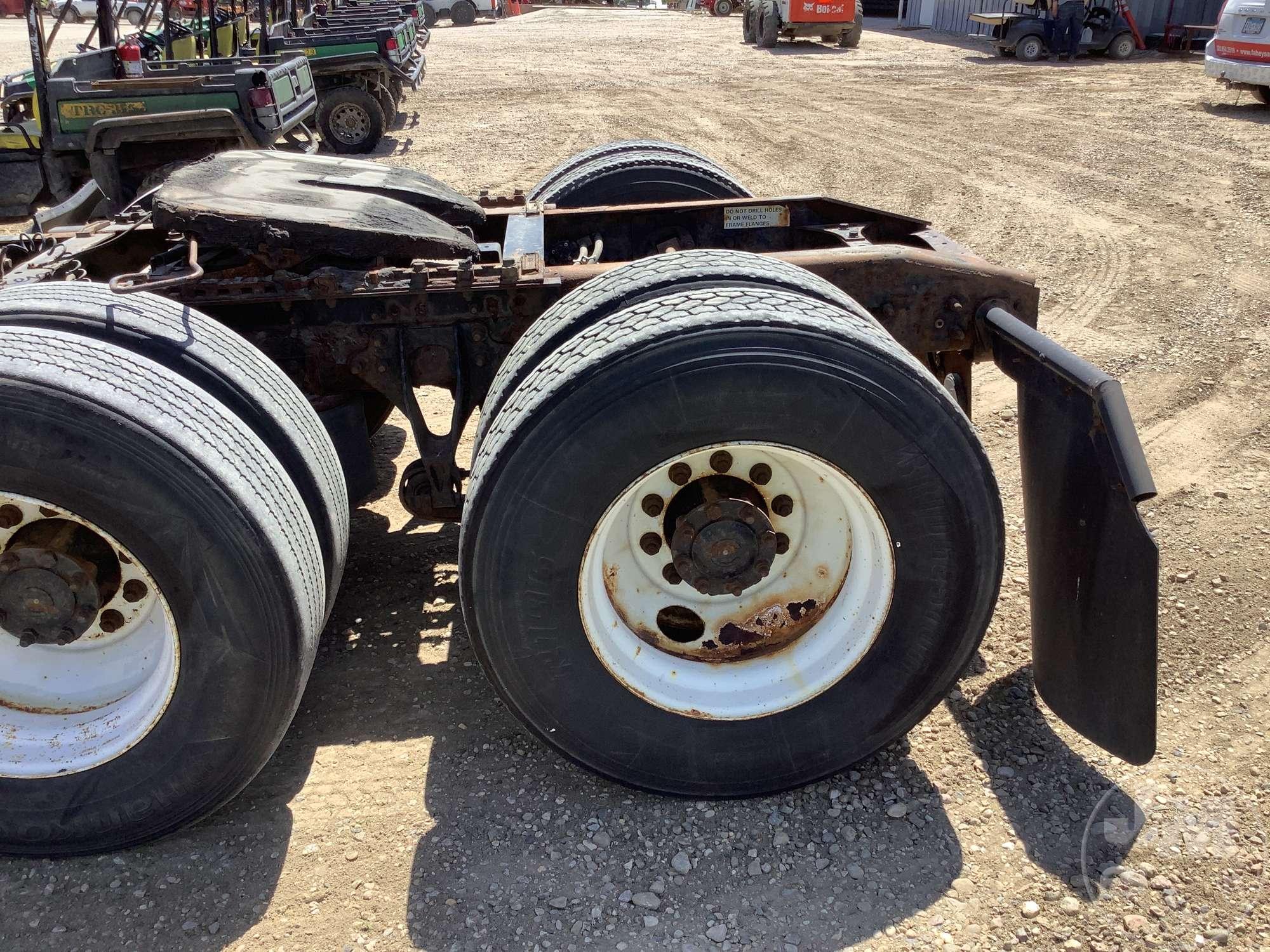 2006 INTERNATIONAL 8600 VIN: 1HSHXAHR36J208309 TANDEM AXLE DAY CAB TRUCK TRACTOR