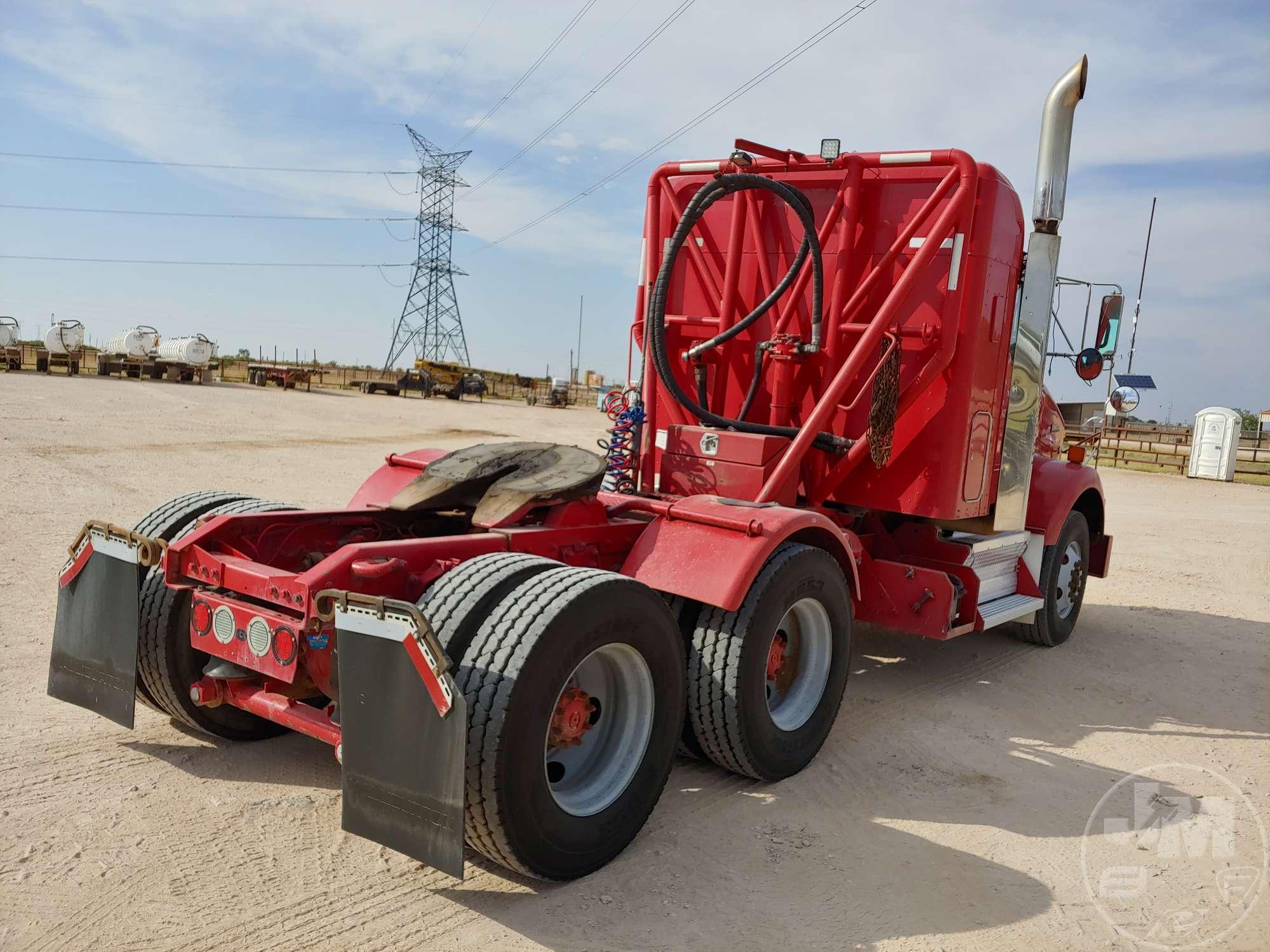 2011 KENWORTH T800 VIN: 1XKDDU9X5BJ281632 TANDEM AXLE TRUCK TRACTOR