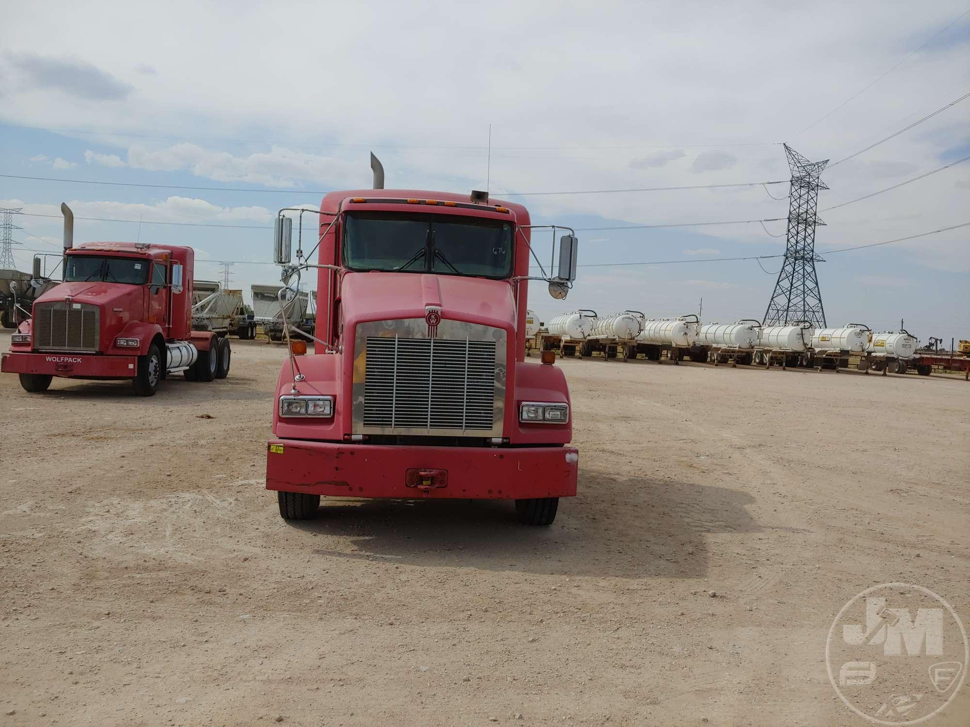 2007 KENWORTH T800 VIN: 1XKDDT9X87J160224 TANDEM AXLE TRUCK TRACTOR