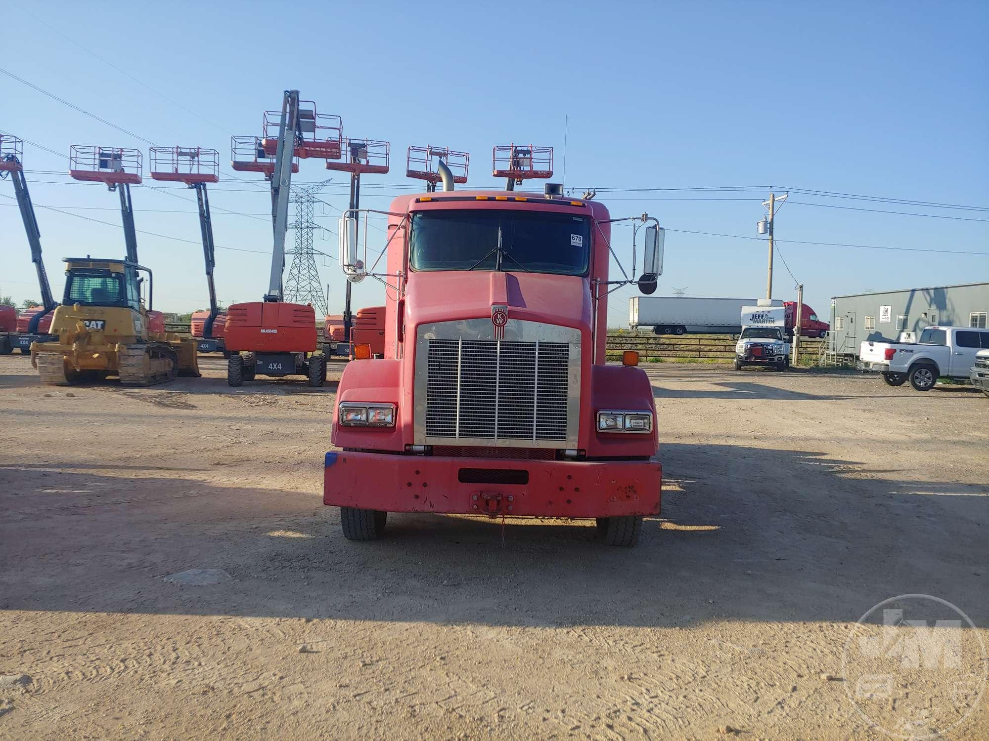 2004 KENWORTH T800 VIN: 1XKDDT9X44J054400 TANDEM AXLE TRUCK TRACTOR