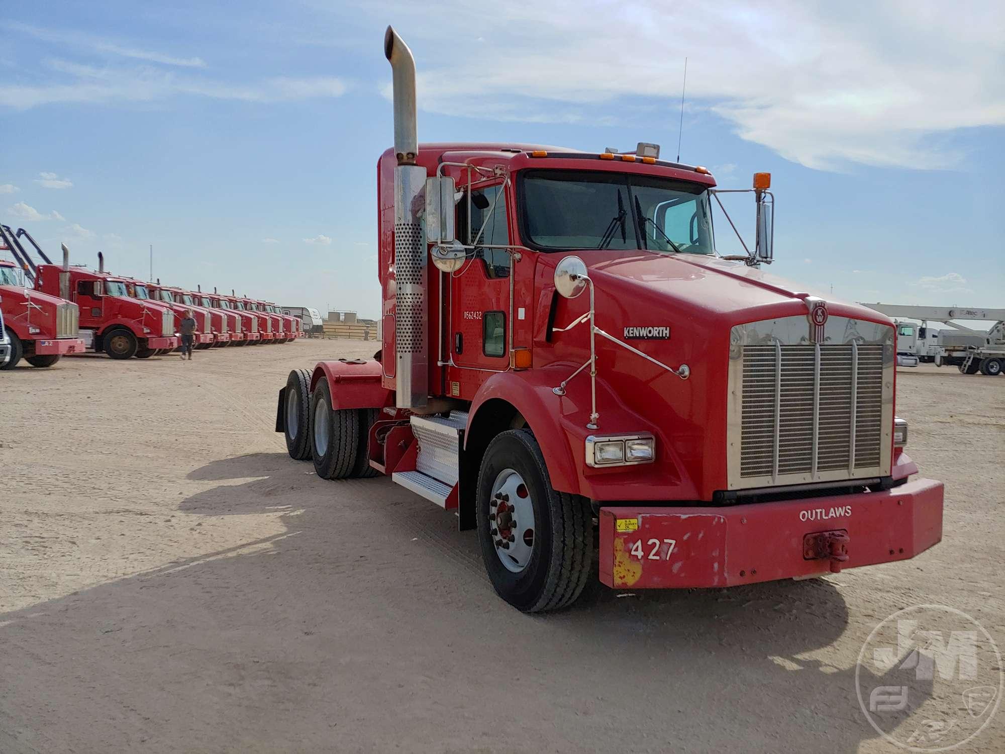 2011 KENWORTH T800 VIN: 1XKDDU9X5BJ281632 TANDEM AXLE TRUCK TRACTOR