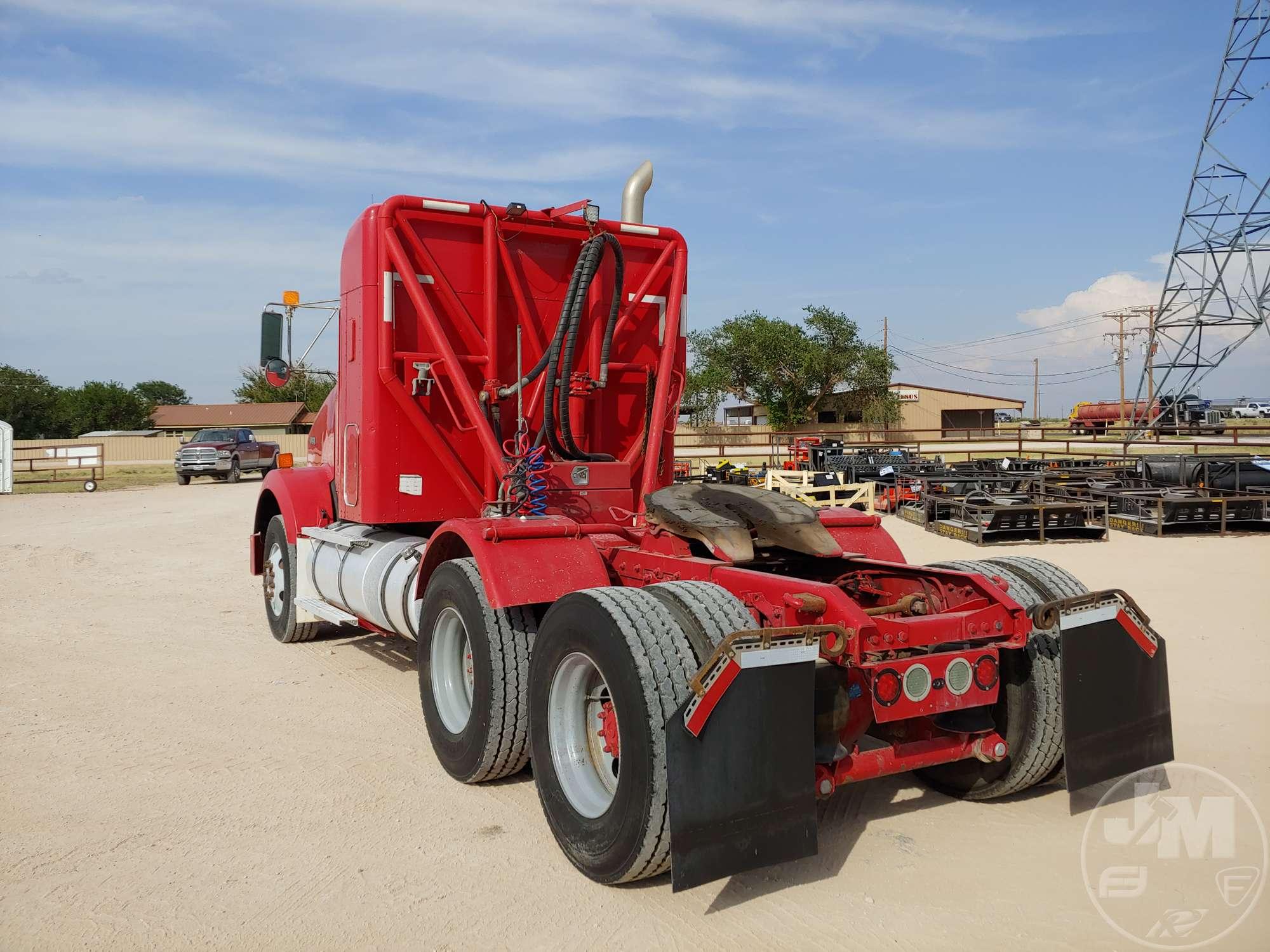 2011 KENWORTH T800 VIN: 1XKDDU9X5BJ281632 TANDEM AXLE TRUCK TRACTOR