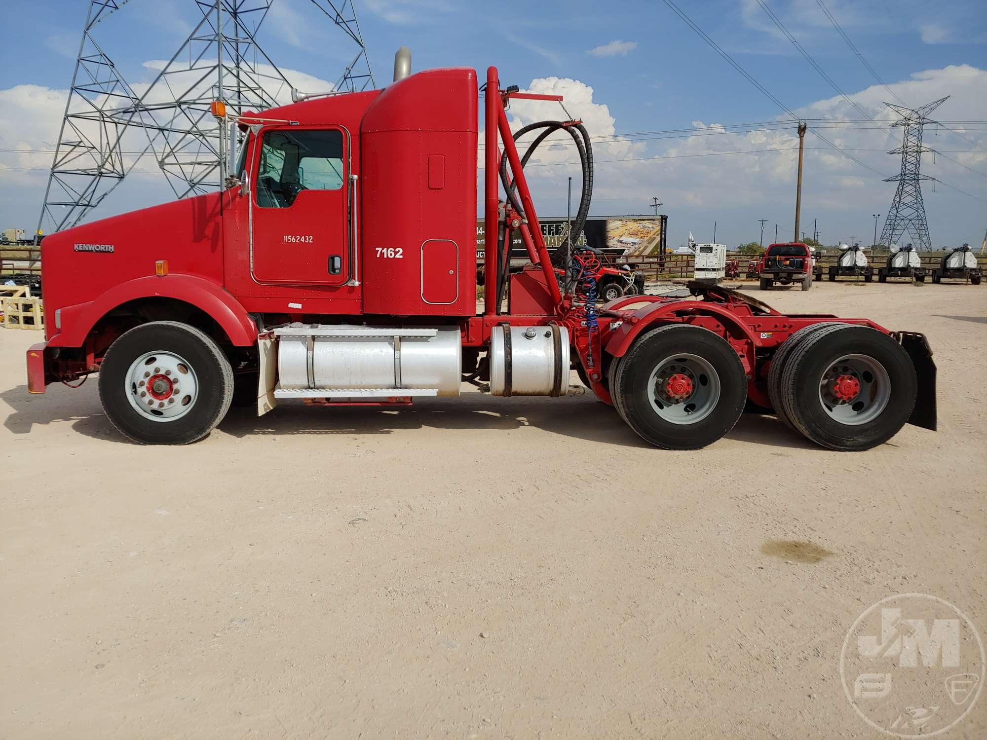 2011 KENWORTH T800 VIN: 1XKDDU9X5BJ281632 TANDEM AXLE TRUCK TRACTOR