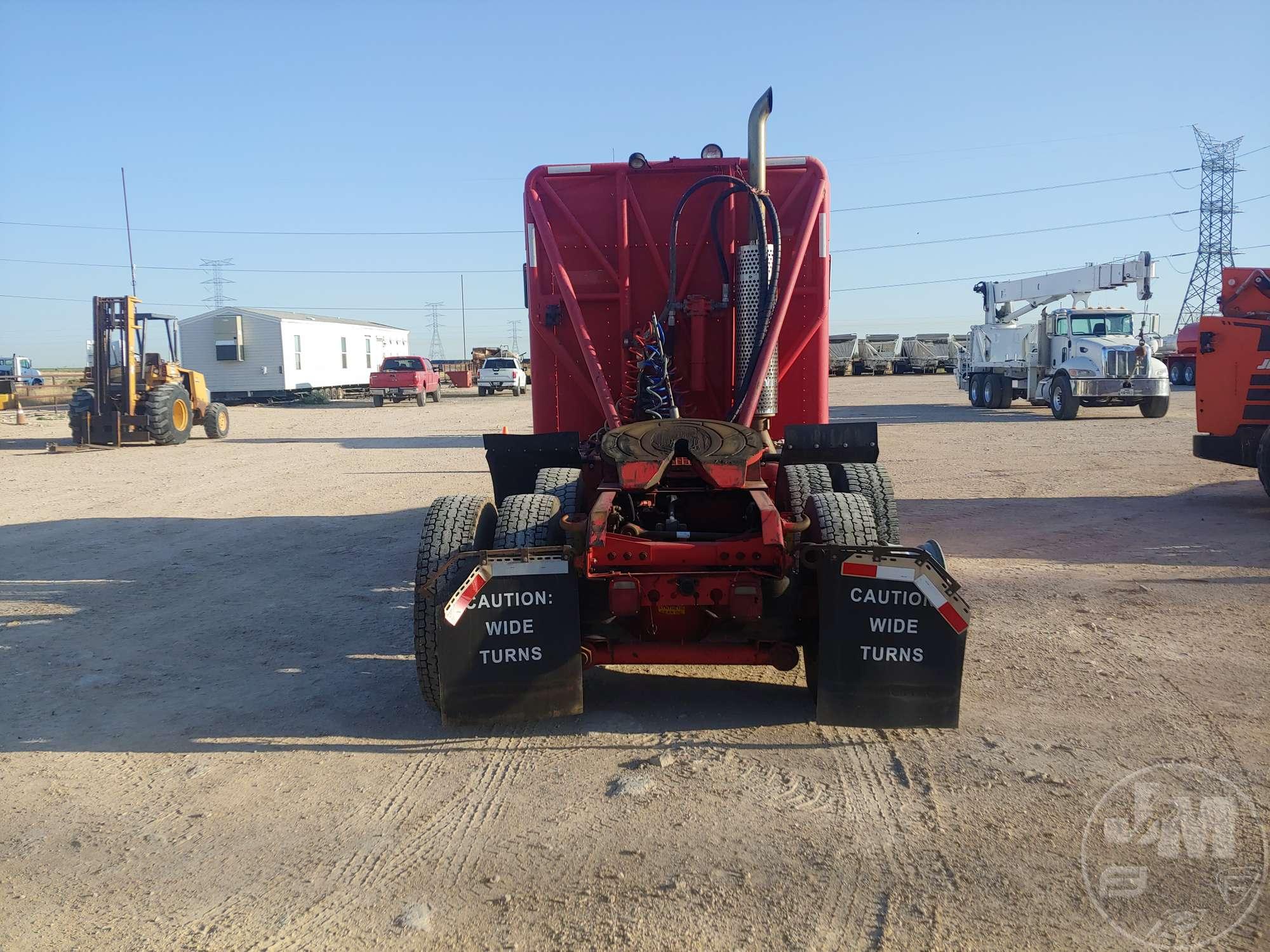 2004 KENWORTH T800 VIN: 1XKDDT9X44J054400 TANDEM AXLE TRUCK TRACTOR