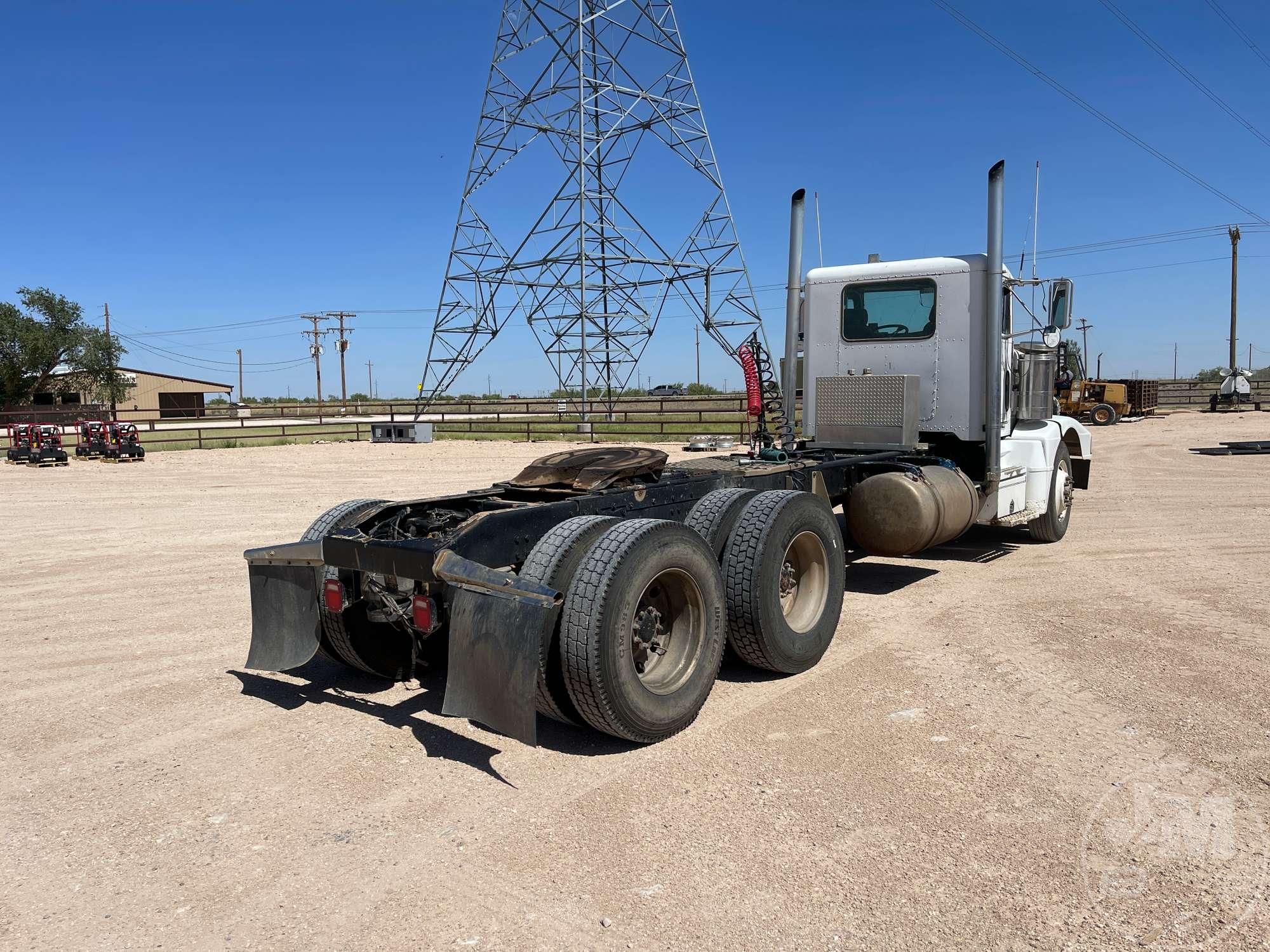 1992 PETERBILT 567 VIN: 1XPCDB9X8NN317160 TANDEM AXLE DAY CAB TRUCK TRACTOR