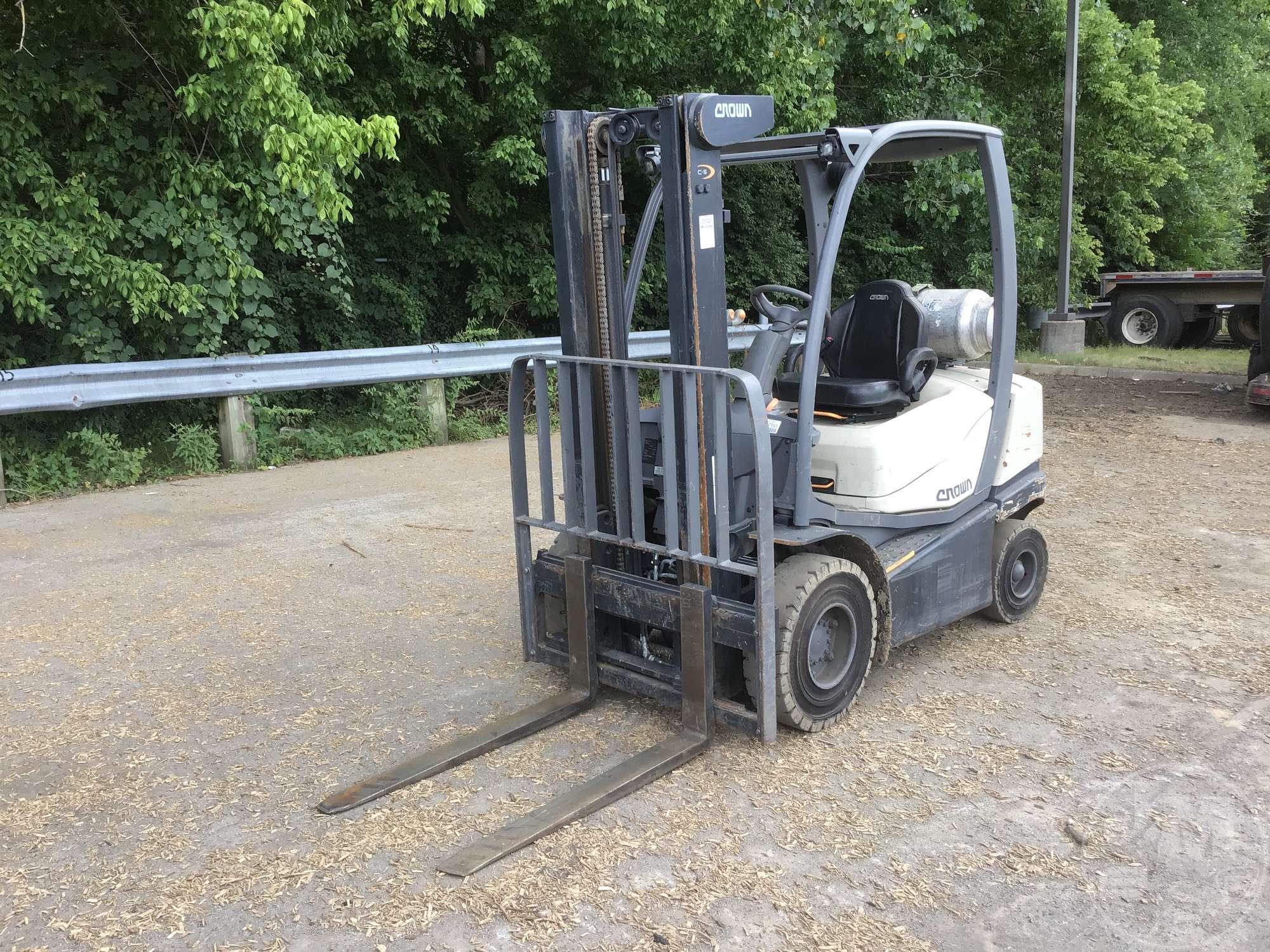 CROWN C-5 1050-40 PNEUMATIC TIRE FORKLIFT SN: 10129405