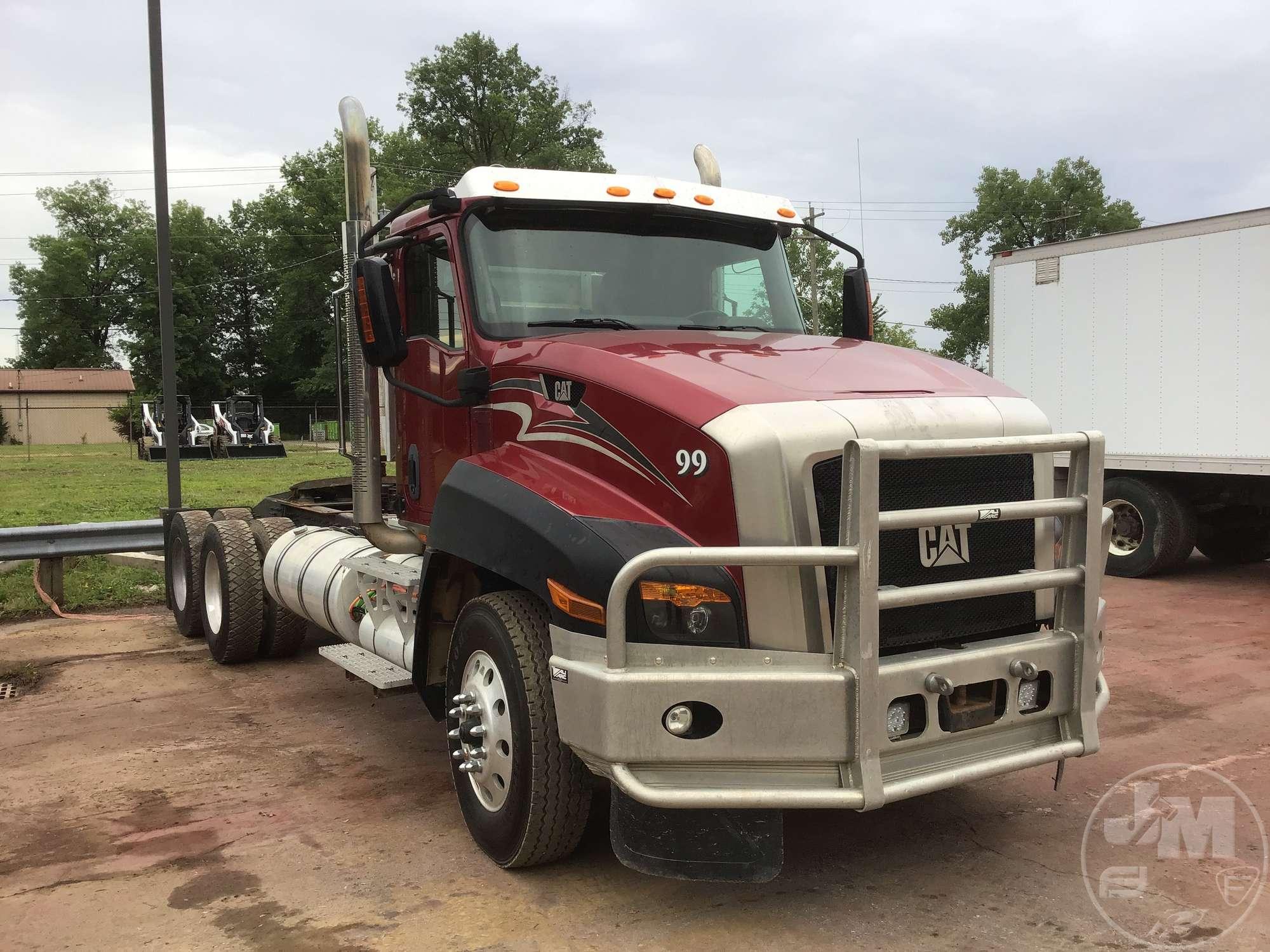 2013 CATERPILLAR CT660L VIN: 1HSJKTLT7DJ348598 TANDEM AXLE DAY CAB TRUCK TRACTOR