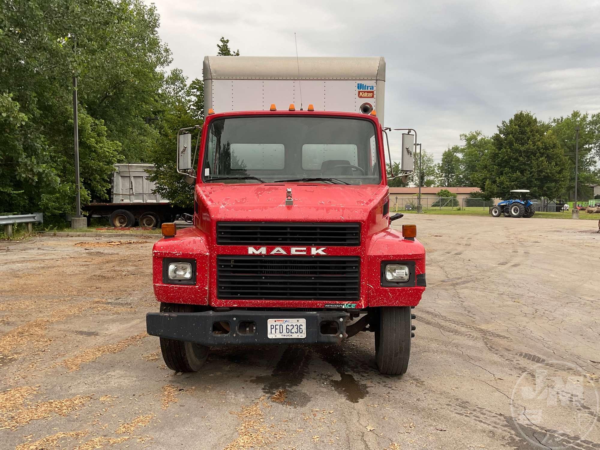 1998 MACK CS300P VAN TRUCK SINGLE AXLE VIN: VG6BA09BXWB701762