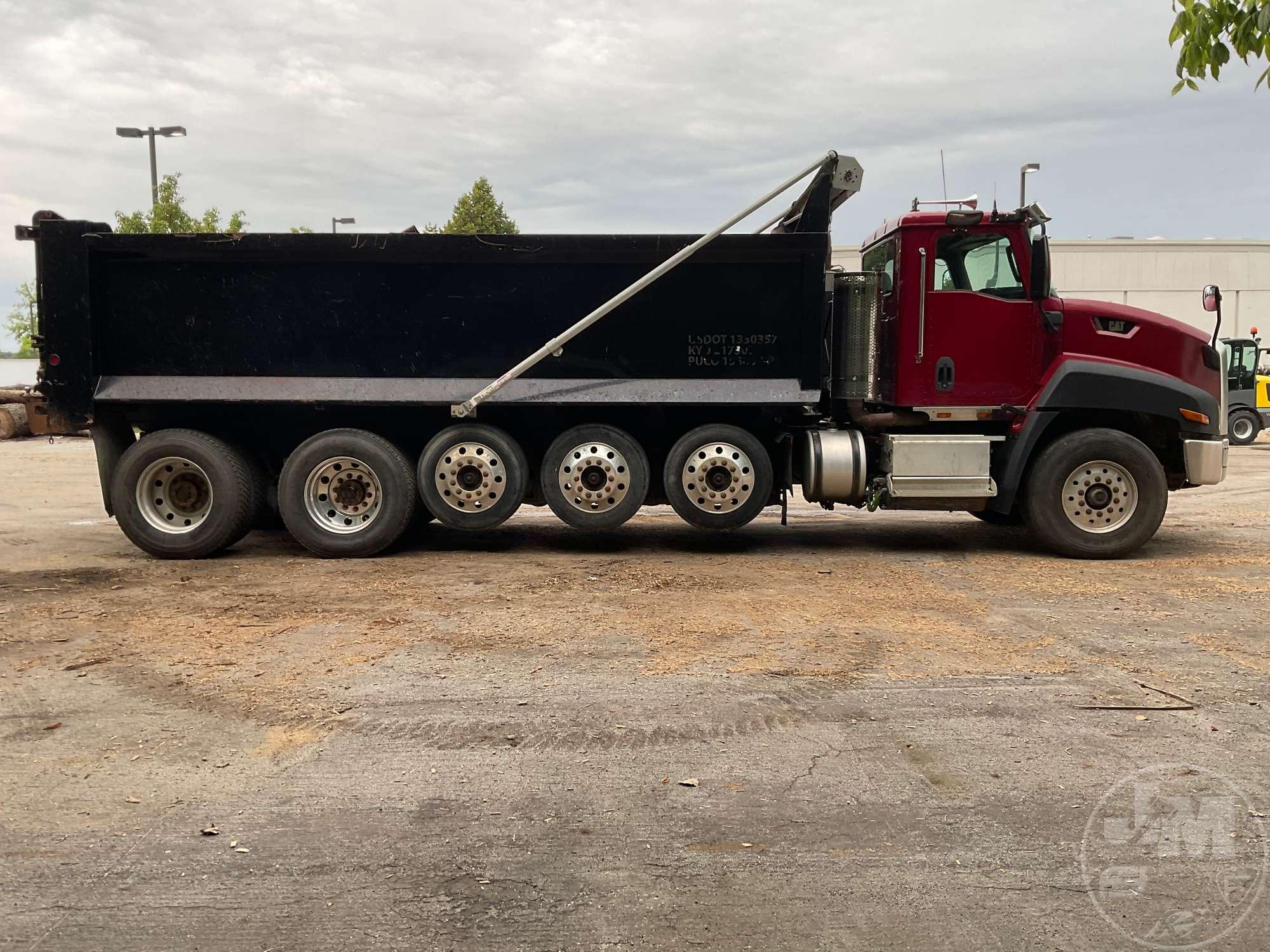 2016 CATERPILLAR CF7AA QUINT AXLE DUMP TRUCK VIN: 3HTJGTKTXGN772129