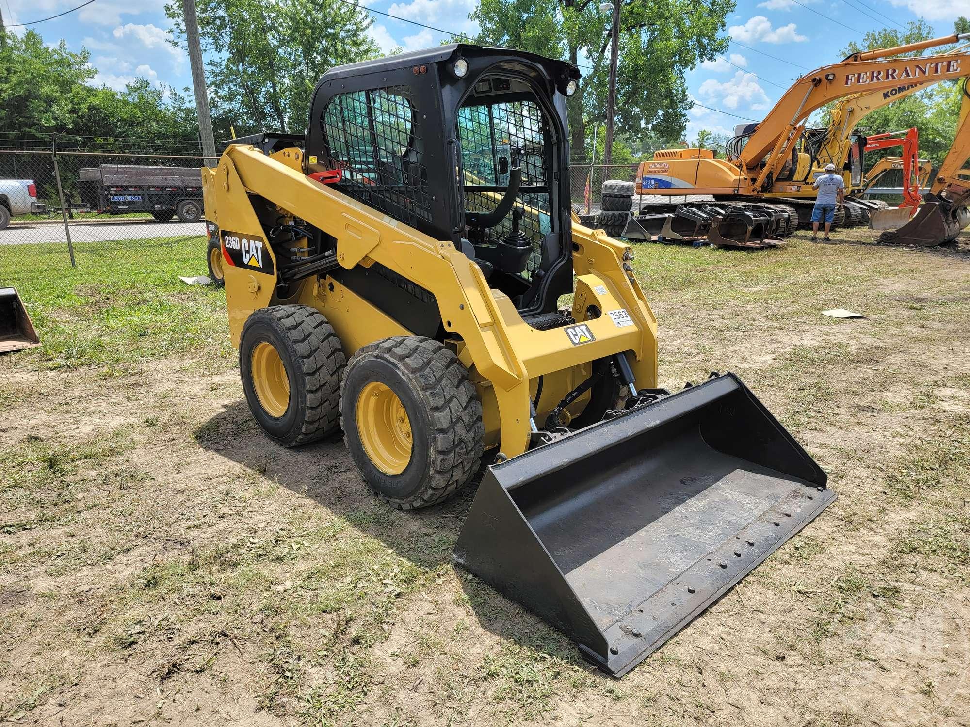 2016 CATERPILLAR 236D SKID STEER SN: CAT0236DABGZ04114 CAB