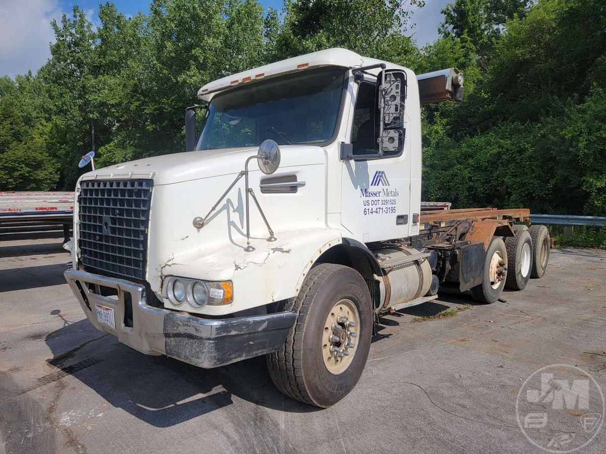 2002 VOLVO TRUCK VHD VIN: 4V5KC9GG62N316841 T/A ROLL OFF