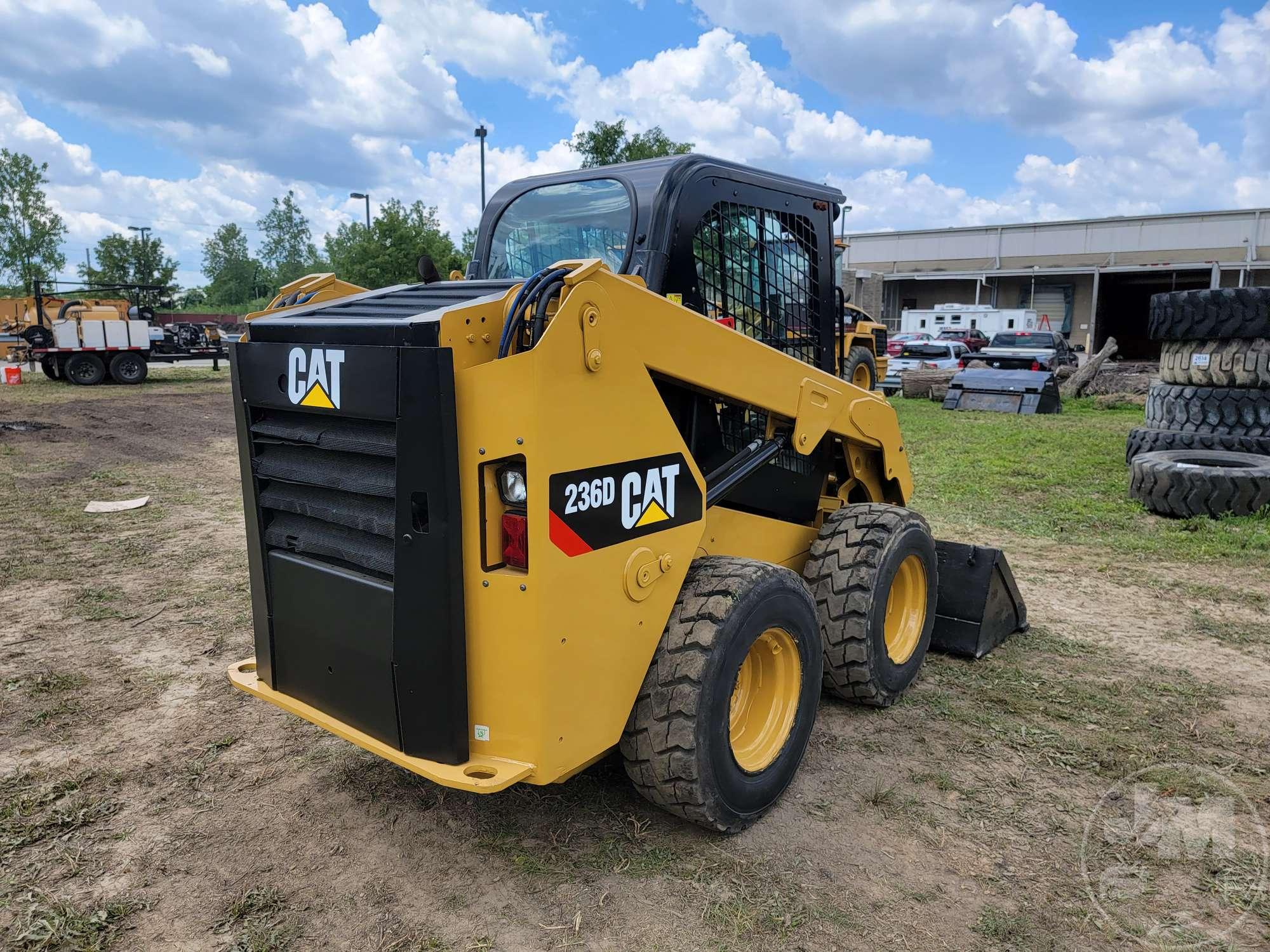 2016 CATERPILLAR 236D SKID STEER SN: CAT0236DABGZ04114 CAB