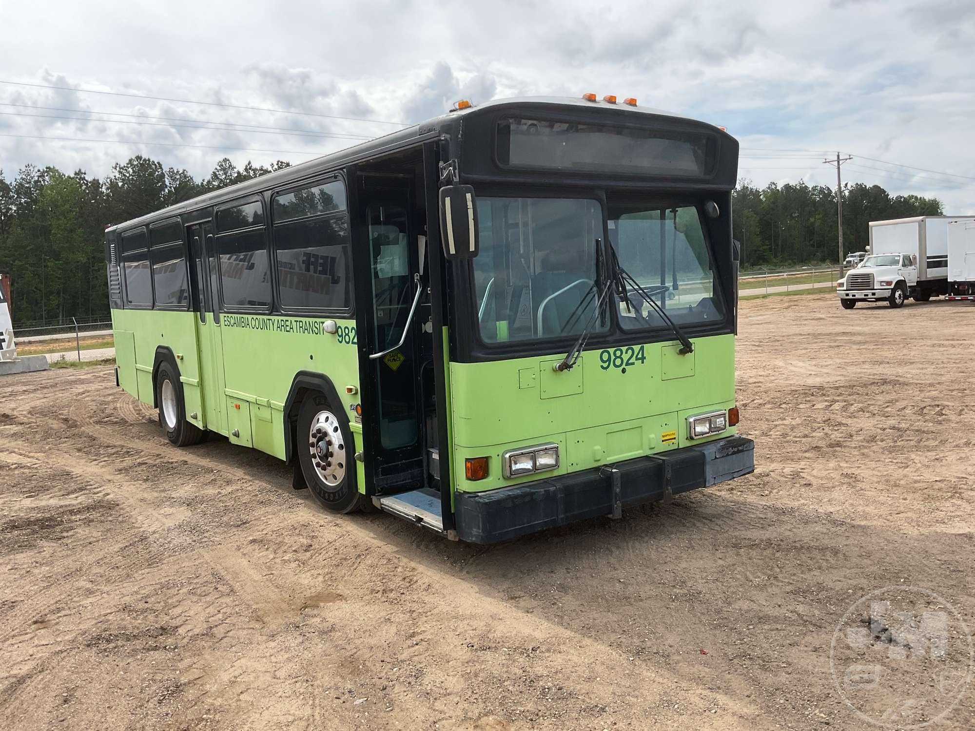 1998 GILLIG CITY TRANSIT BUS VIN: 15GCA2110W1088847 2WD PASSENGER BUS