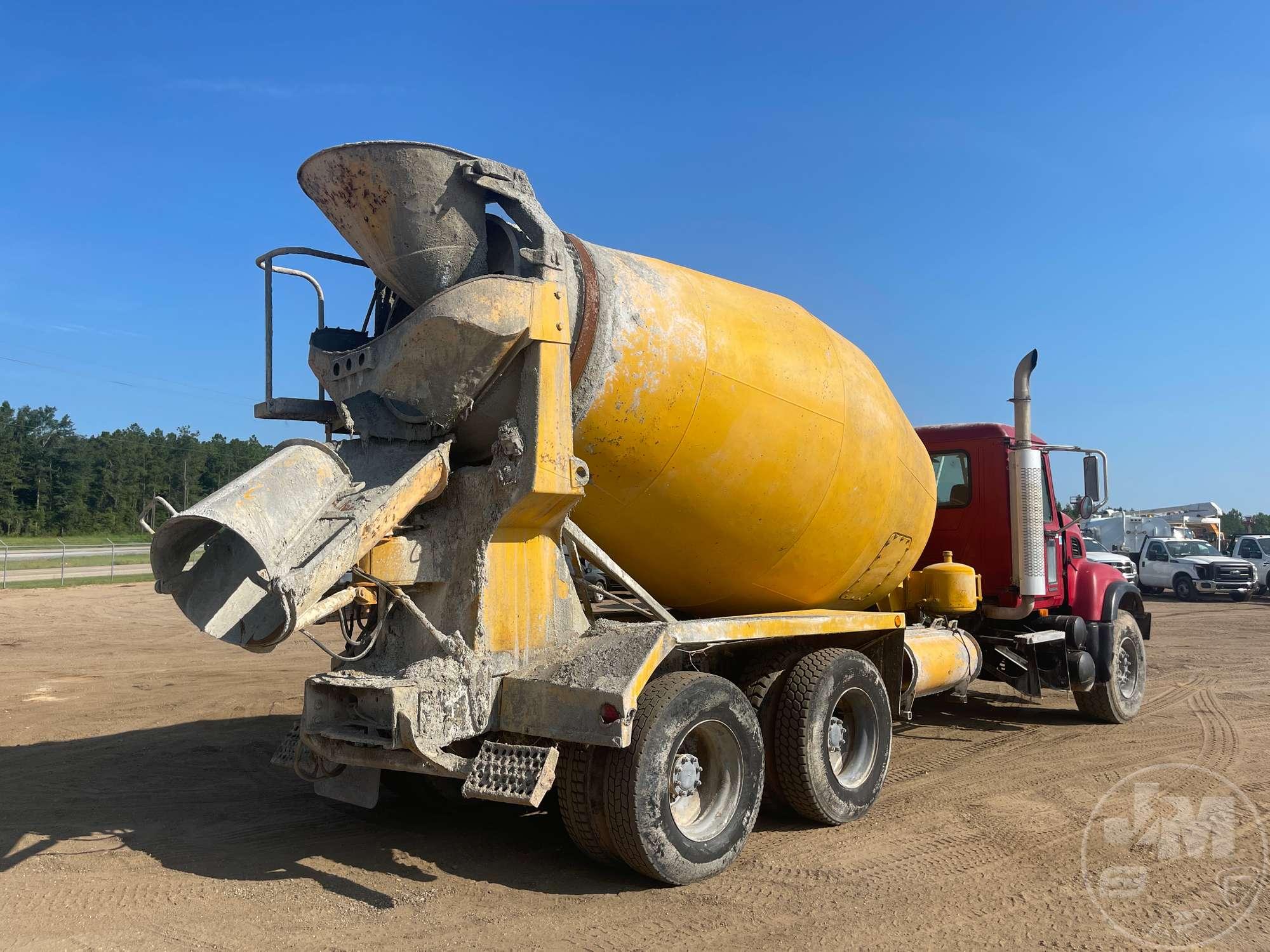 2006 MACK CV713 GRANITE TANDEM AXLE REAR DISCHARGE MIXER TRUCK VIN: 1M2AG11C96M046891