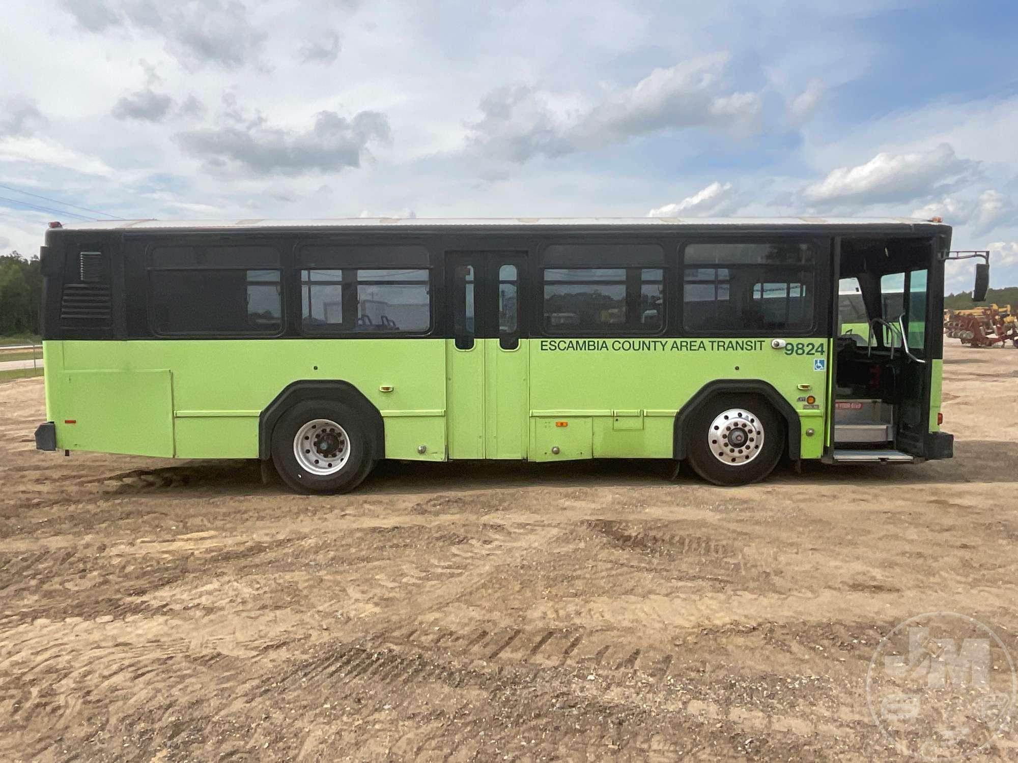 1998 GILLIG CITY TRANSIT BUS VIN: 15GCA2110W1088847 2WD PASSENGER BUS