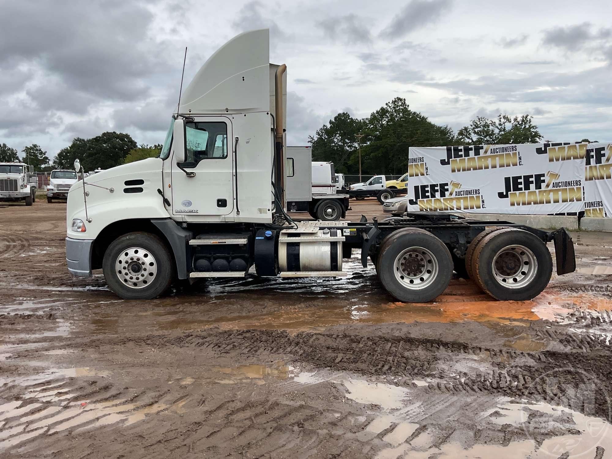 2013 MACK CXU613 PINNACLE VIN: 1M1AW09Y6DM034440 TANDEM AXLE DAY CAB TRUCK TRACTOR