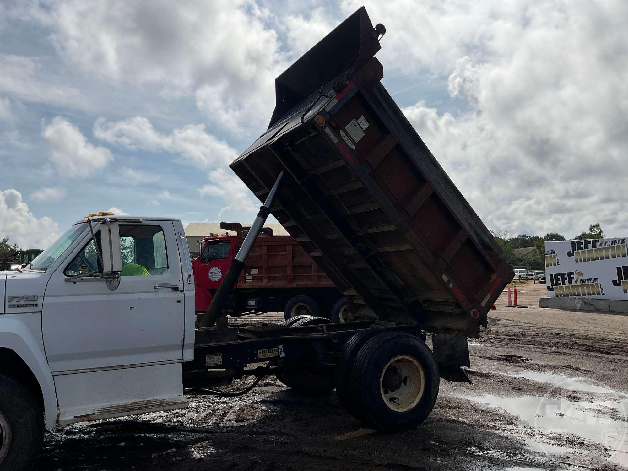 1994 FORD F-700 SINGLE AXLE DUMP TRUCK VIN: 1FDPK74C5RVA32783