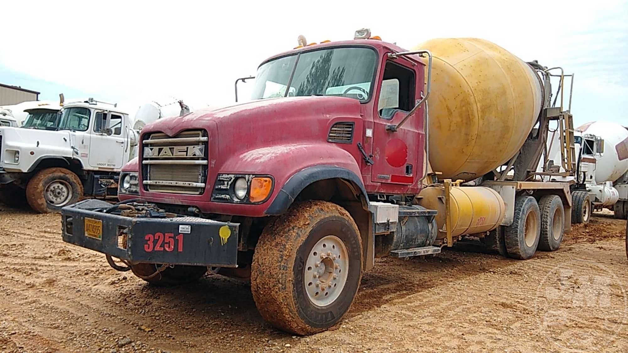 2007 MACK CV713 GRANITE TANDEM AXLE REAR DISCHARGE MIXER TRUCK VIN: 1M2AG11C87M063635