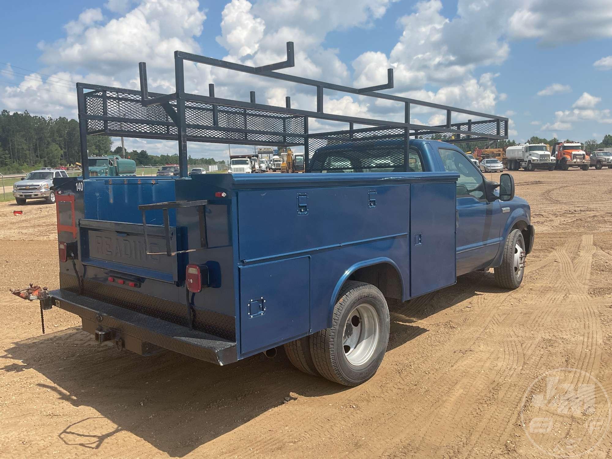 2005 FORD F-350 S/A UTILITY TRUCK VIN: 1FDWF36515EB31005