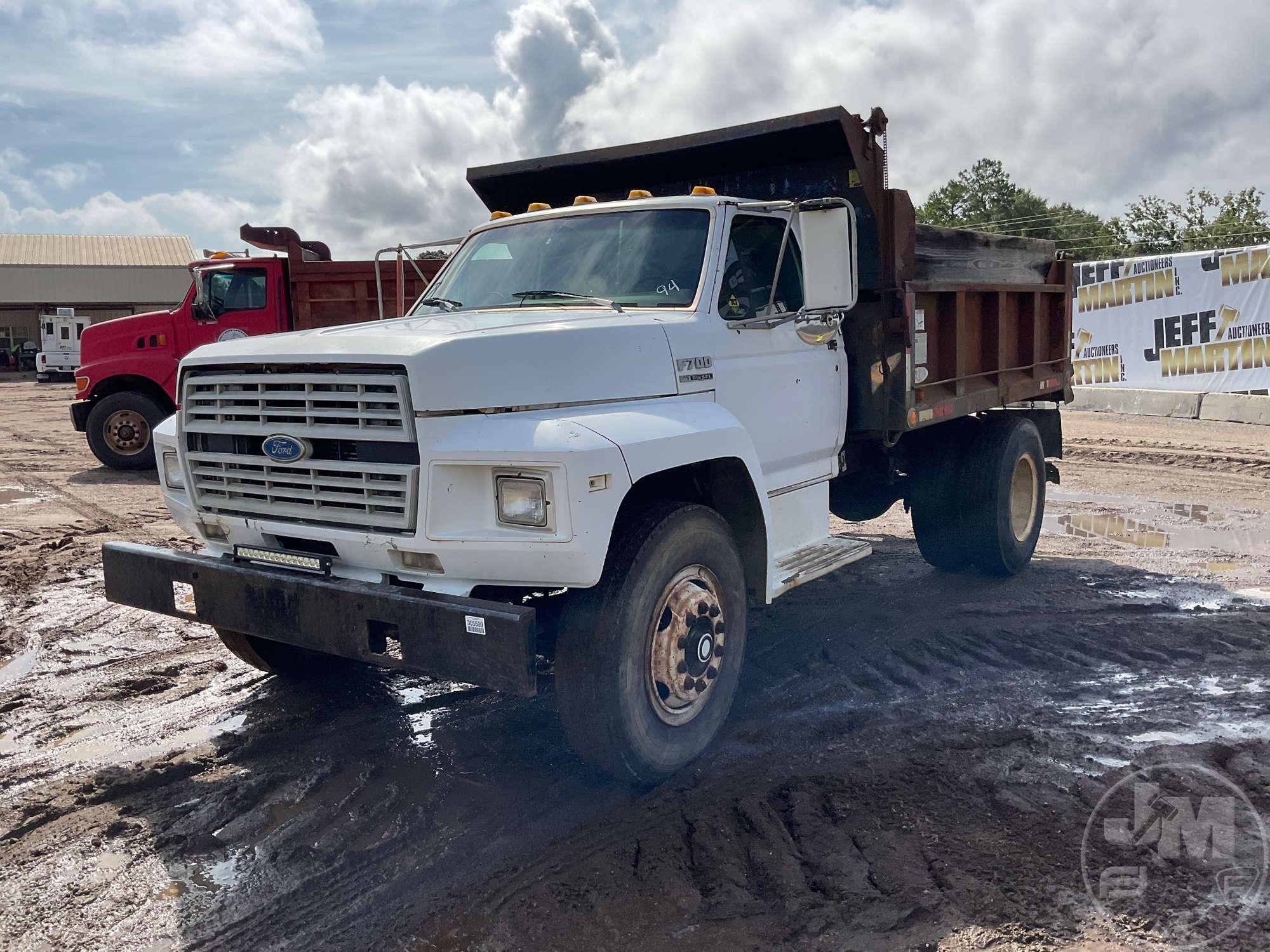 1994 FORD F-700 SINGLE AXLE DUMP TRUCK VIN: 1FDPK74C5RVA32783