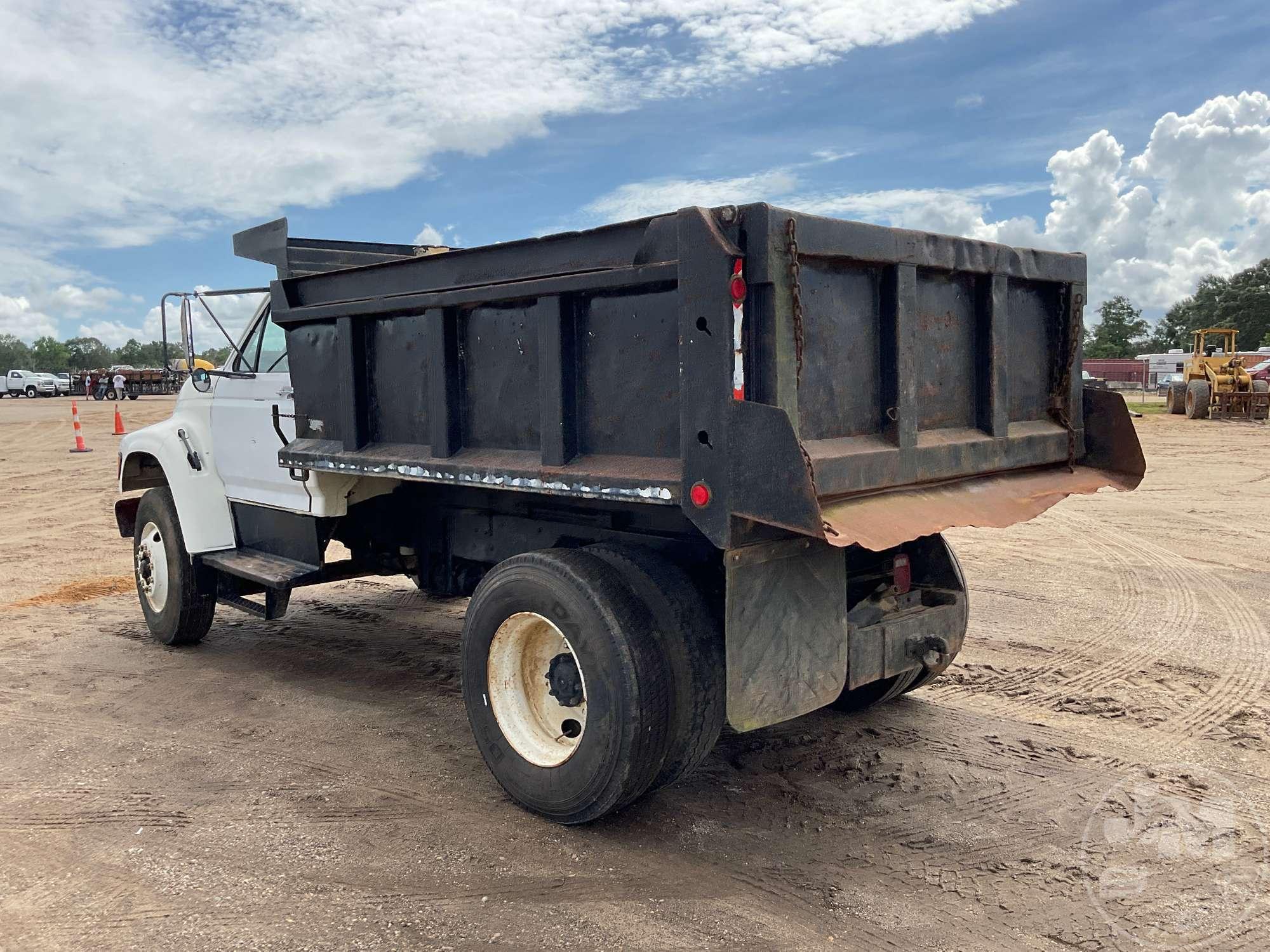 1998 FORD F-800 SINGLE AXLE DUMP TRUCK VIN: 1FDXF80C7WVA12806