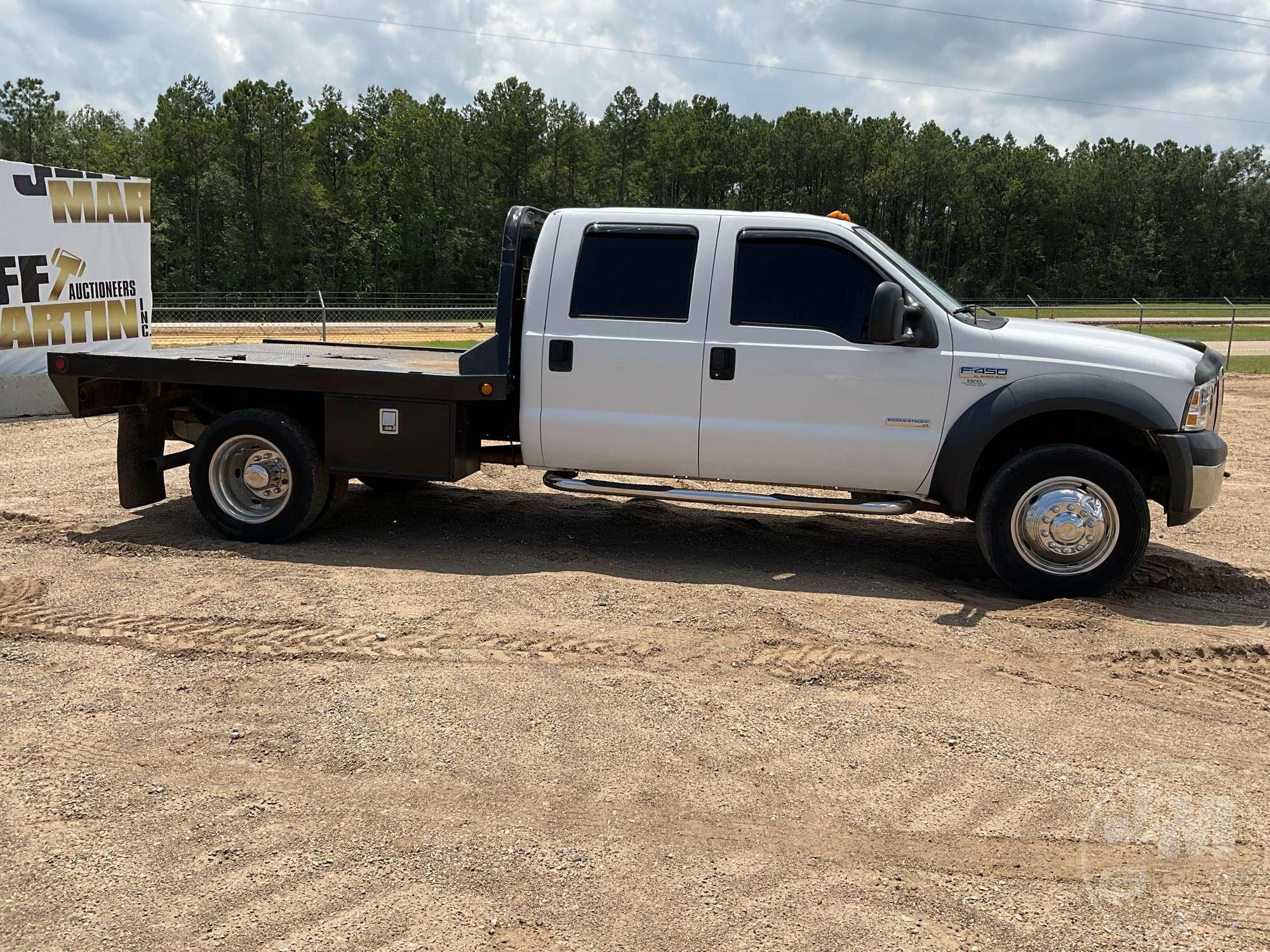 2006 FORD F-450 VIN: 1FDXW46P56EA40591 CREW CAB FLATBED TRUCK