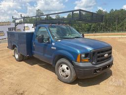 2005 FORD F-350 S/A UTILITY TRUCK VIN: 1FDWF36515EB31005