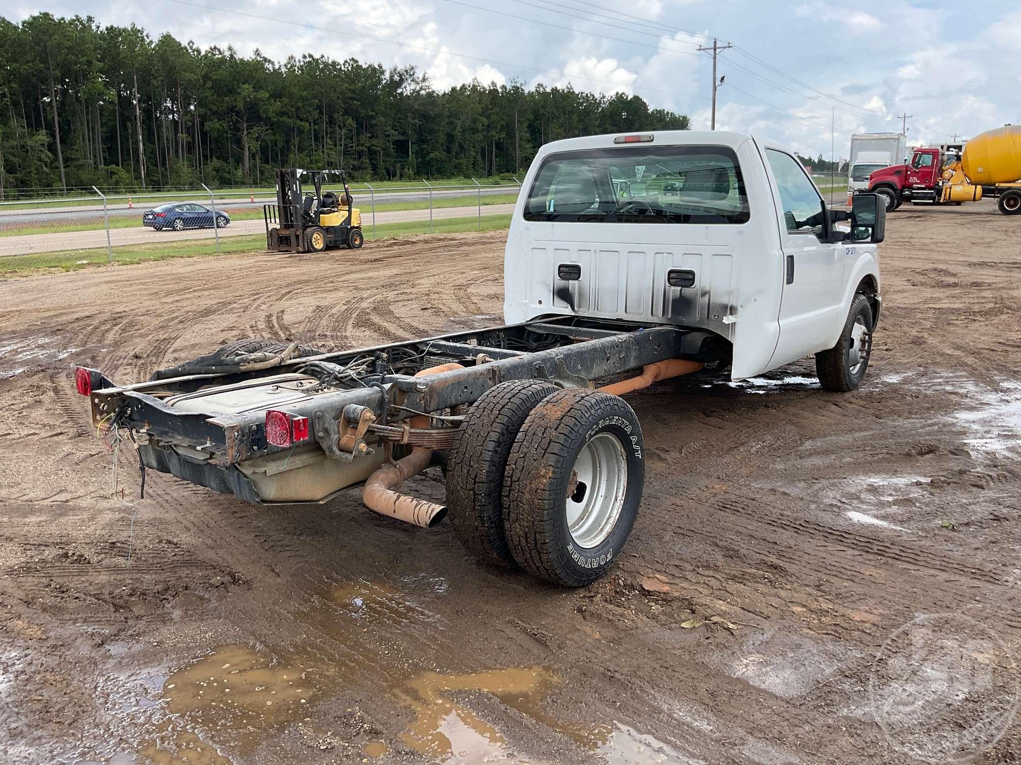 2012 FORD F-350XL SD SINGLE AXLE VIN: 1FDRF3G63CEA42411 CAB & CHASSIS