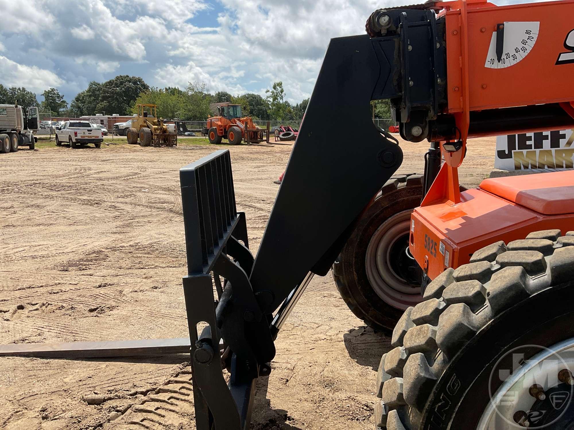 2015 JLG SKYTRAK 8042 TELESCOPIC FORKLIFT SN: 0160065825