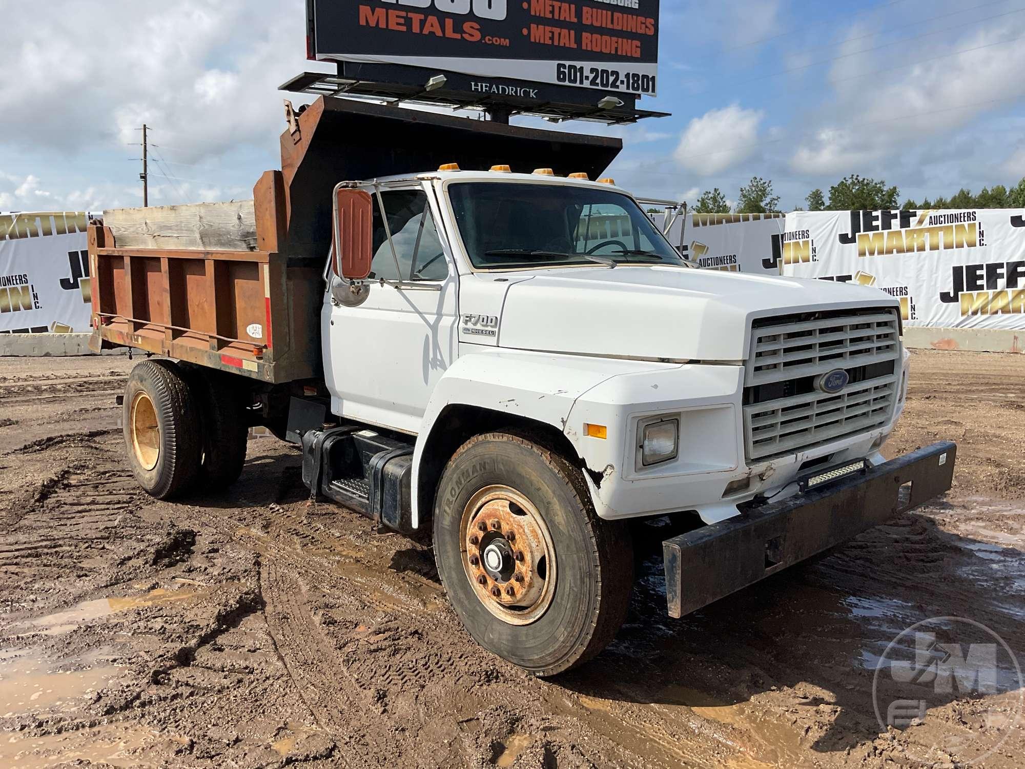 1994 FORD F-700 SINGLE AXLE DUMP TRUCK VIN: 1FDPK74C5RVA32783