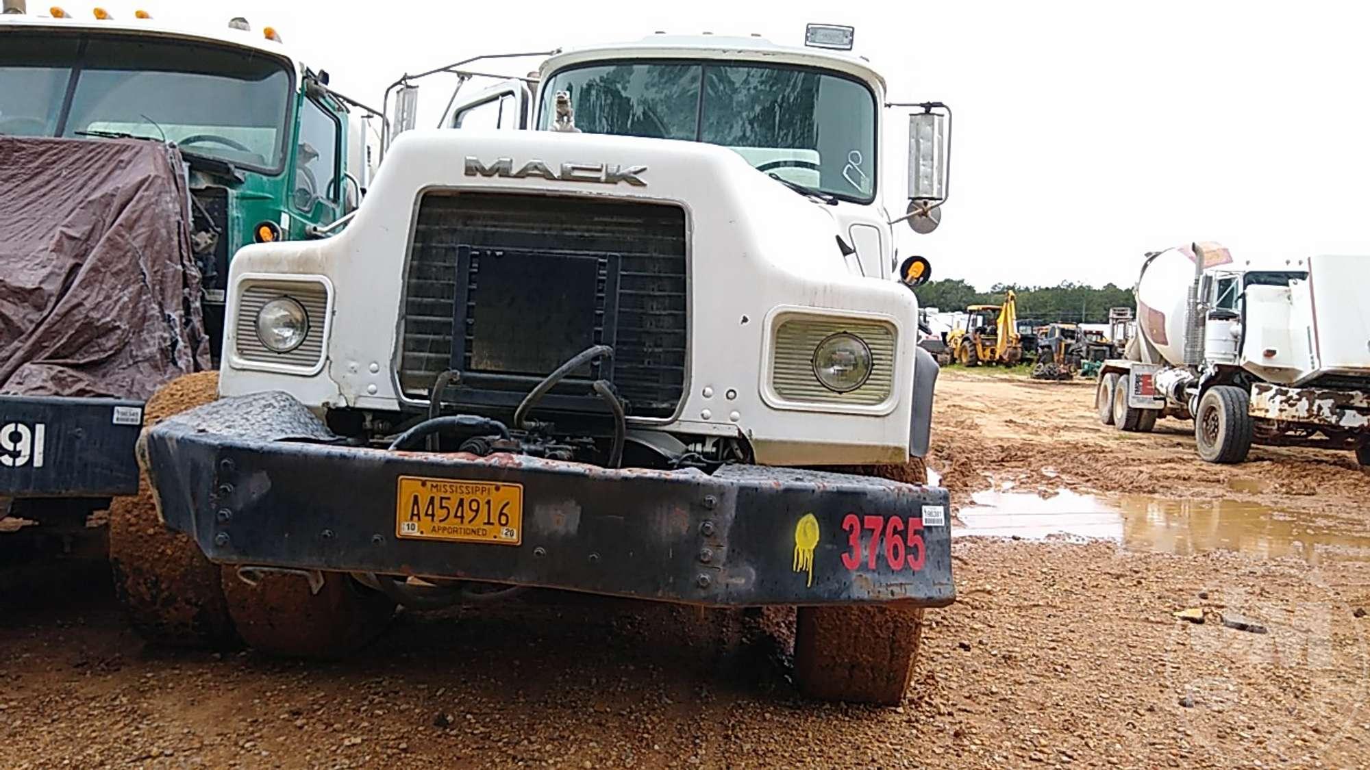 1997 MACK DM690S VIN: 1M2B209C9VM020596 T/A REAR DISCHARGE MIXER TRUCK