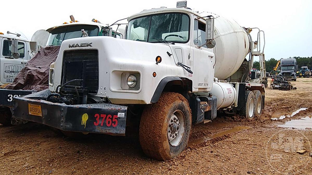 1997 MACK DM690S VIN: 1M2B209C9VM020596 T/A REAR DISCHARGE MIXER TRUCK