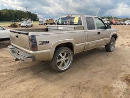 2004 CHEVROLET SILVERADO 1500 EXTENDED CAB 4X4 PICKUP VIN: 2GCEK19T241228448