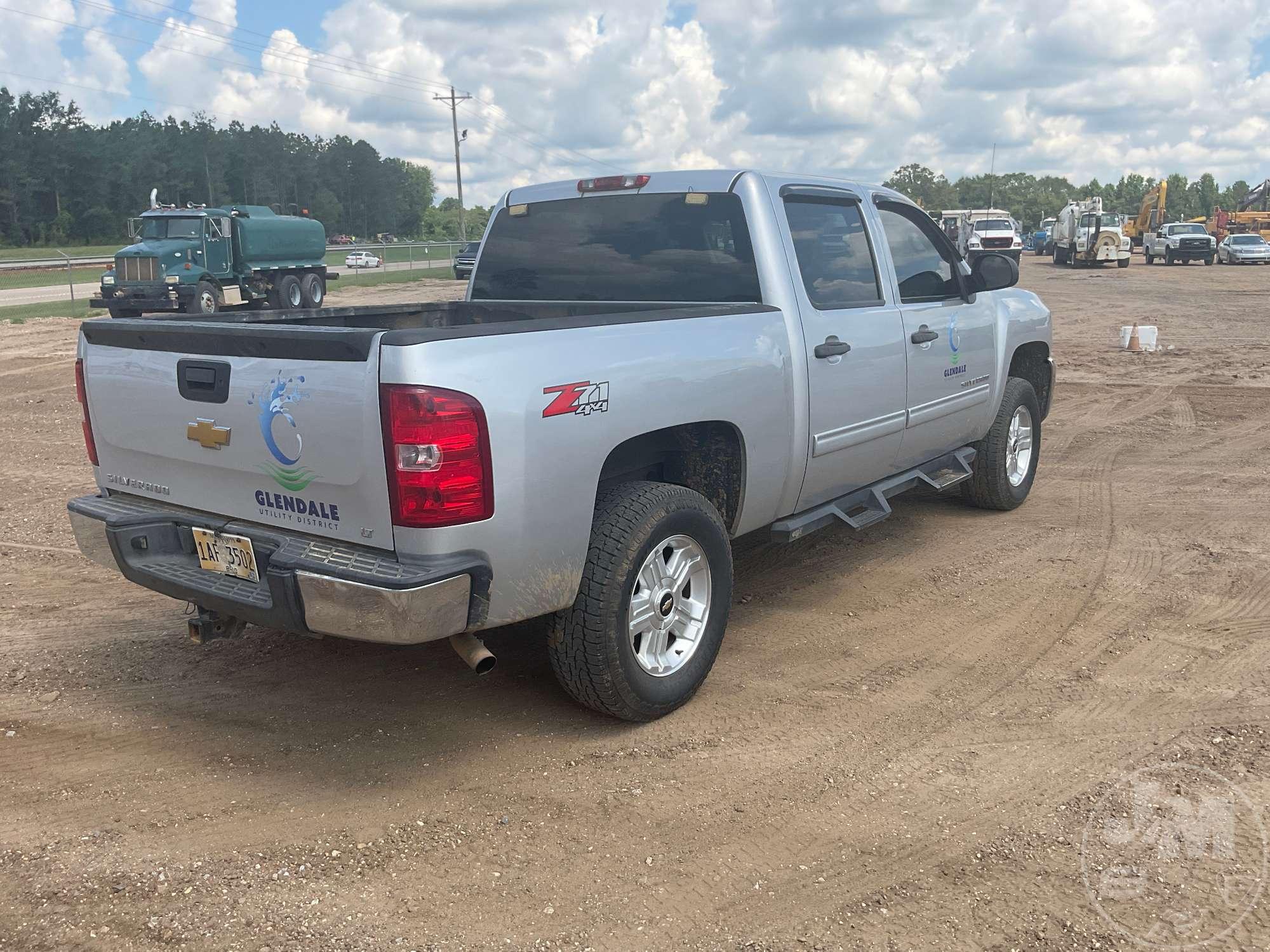 2013 CHEVROLET SILVERADO 1500 Z71 CREW CAB 4X4 PICKUP VIN: 3GCPKSE77DG157052