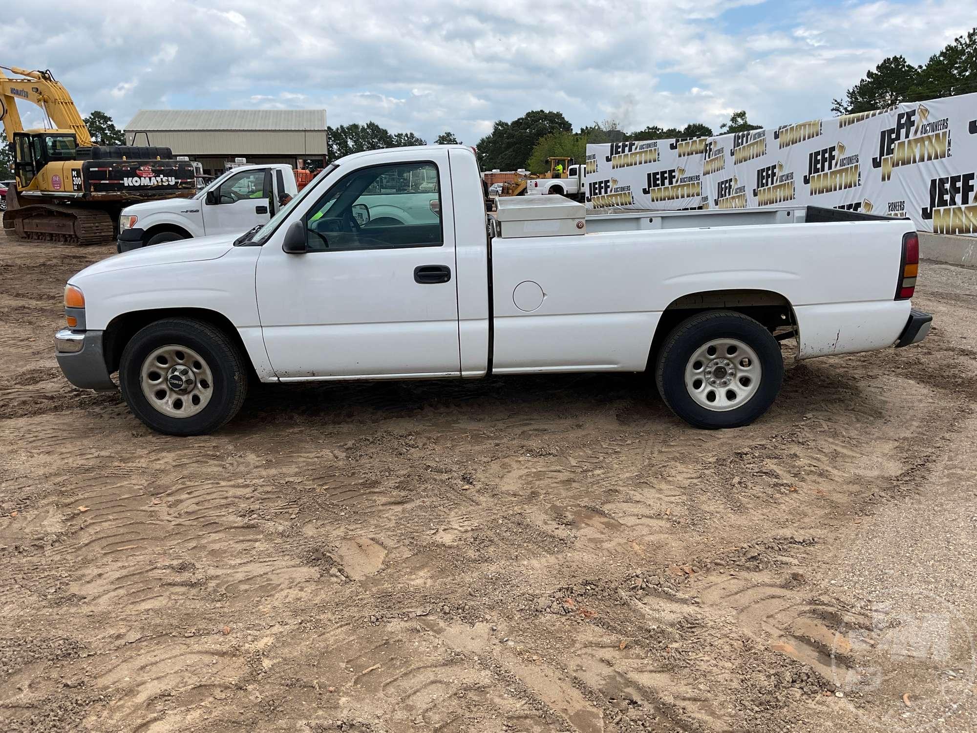 2005 GMC SIERRA 1500 REGULAR CAB PICKUP VIN: 1GTEC14VX5Z292056