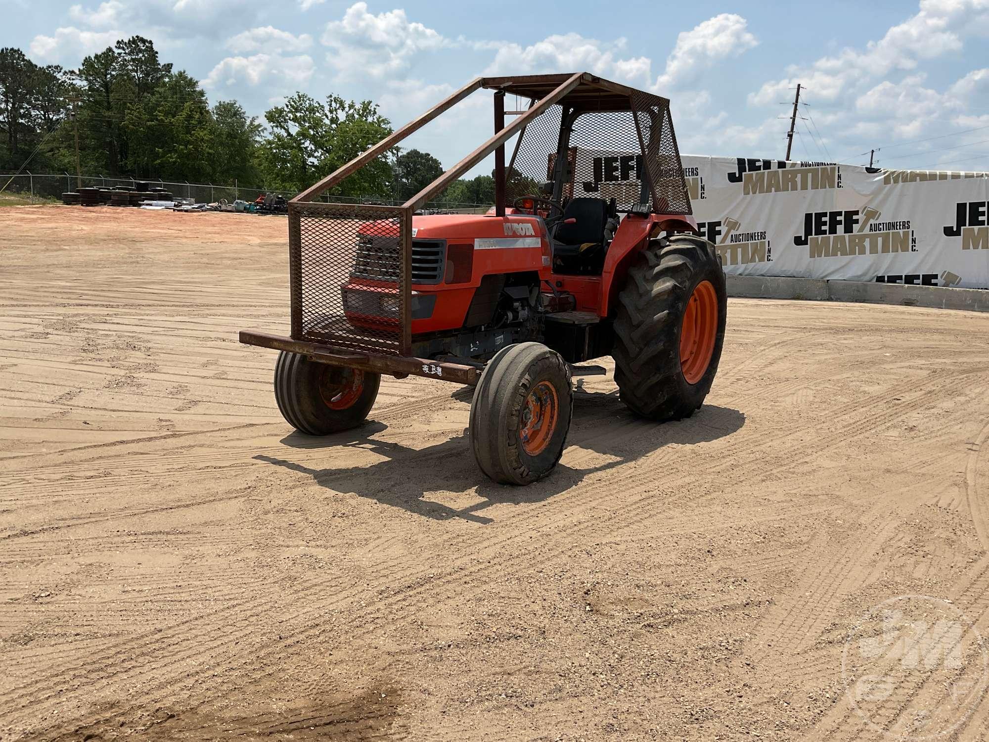 KUBOTA M8200 TRACTOR SN: 10119