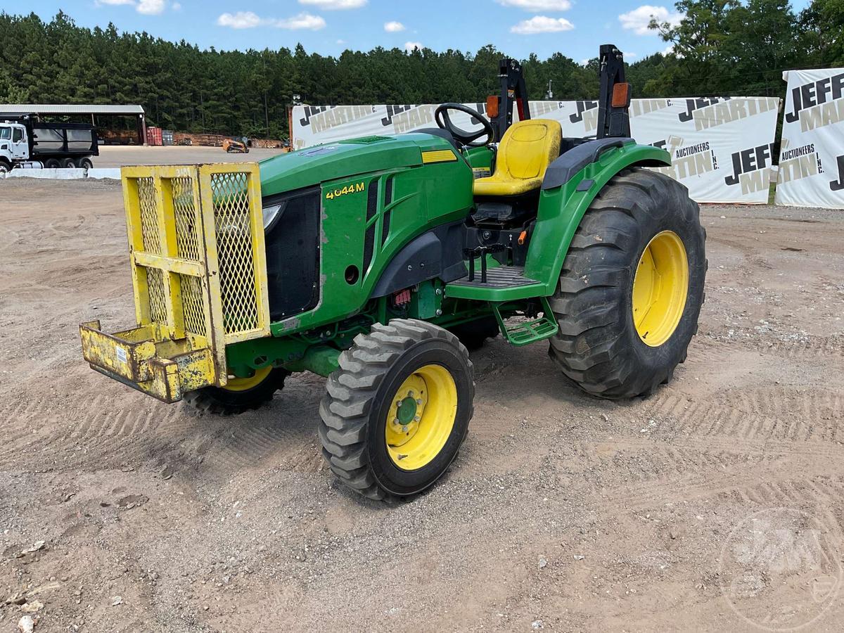 JOHN DEERE 4044M 4X4 TRACTOR SN: 1LV4044MCU103822