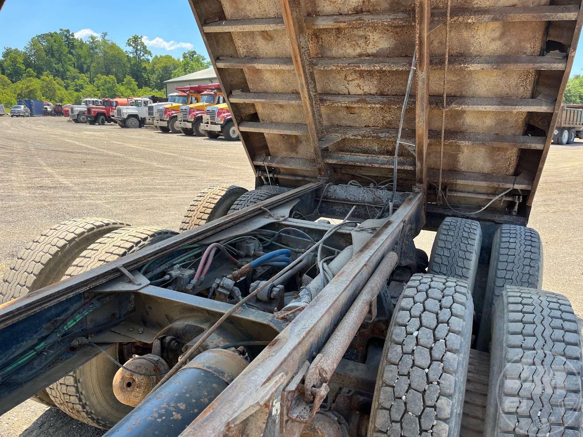 1990 GMC TOPKICK TANDEM AXLE DUMP TRUCK VIN: 1GDT7H4M6LJ610984