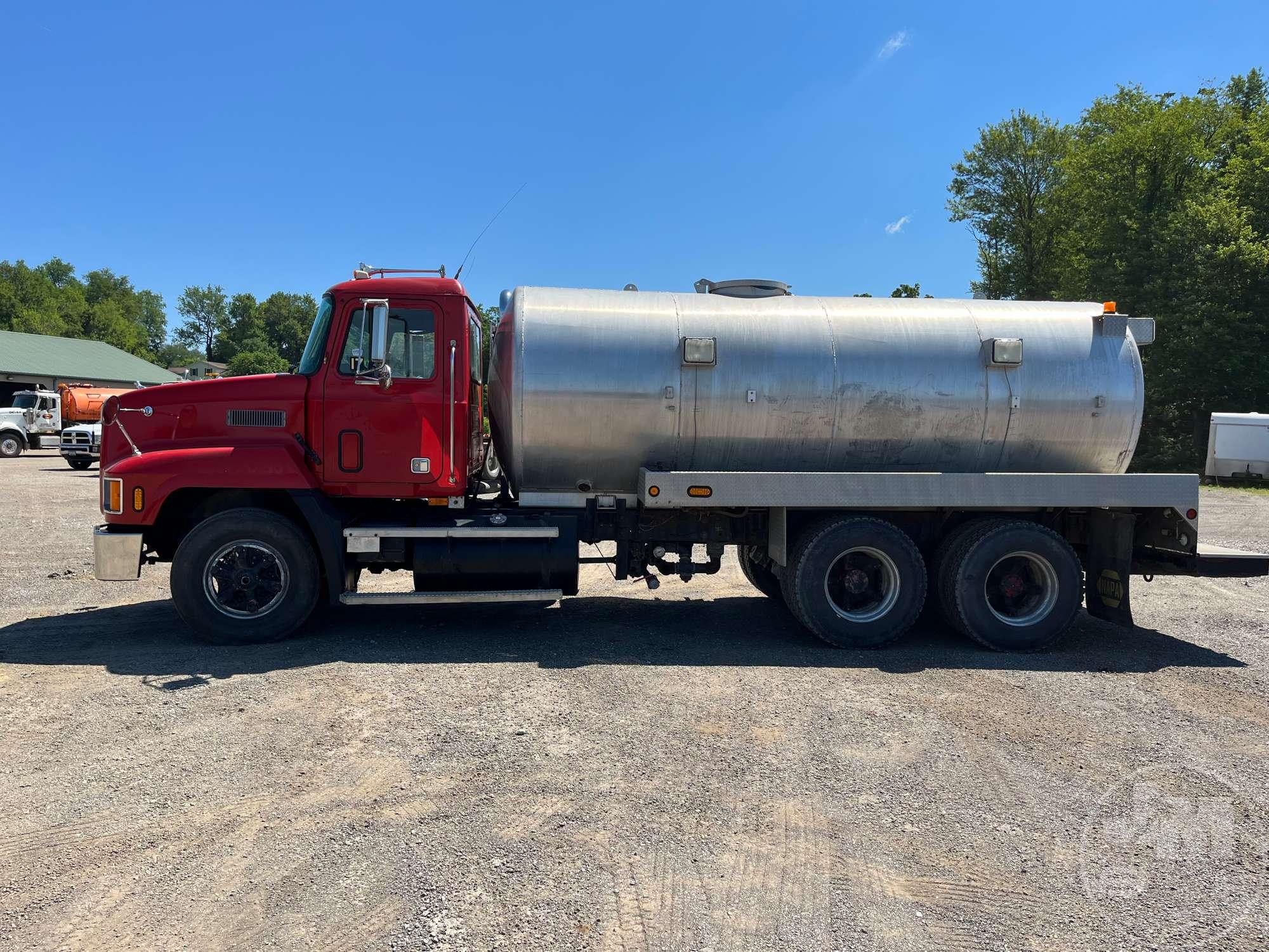 1991 MACK CH613 TANDEM AXLE WATER TRUCK VIN: 1M2AA12Y8MW009408