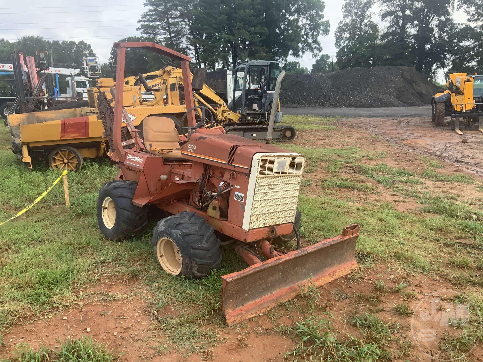 1982 DITCH WITCH 2300 TRENCHER SN: 303119