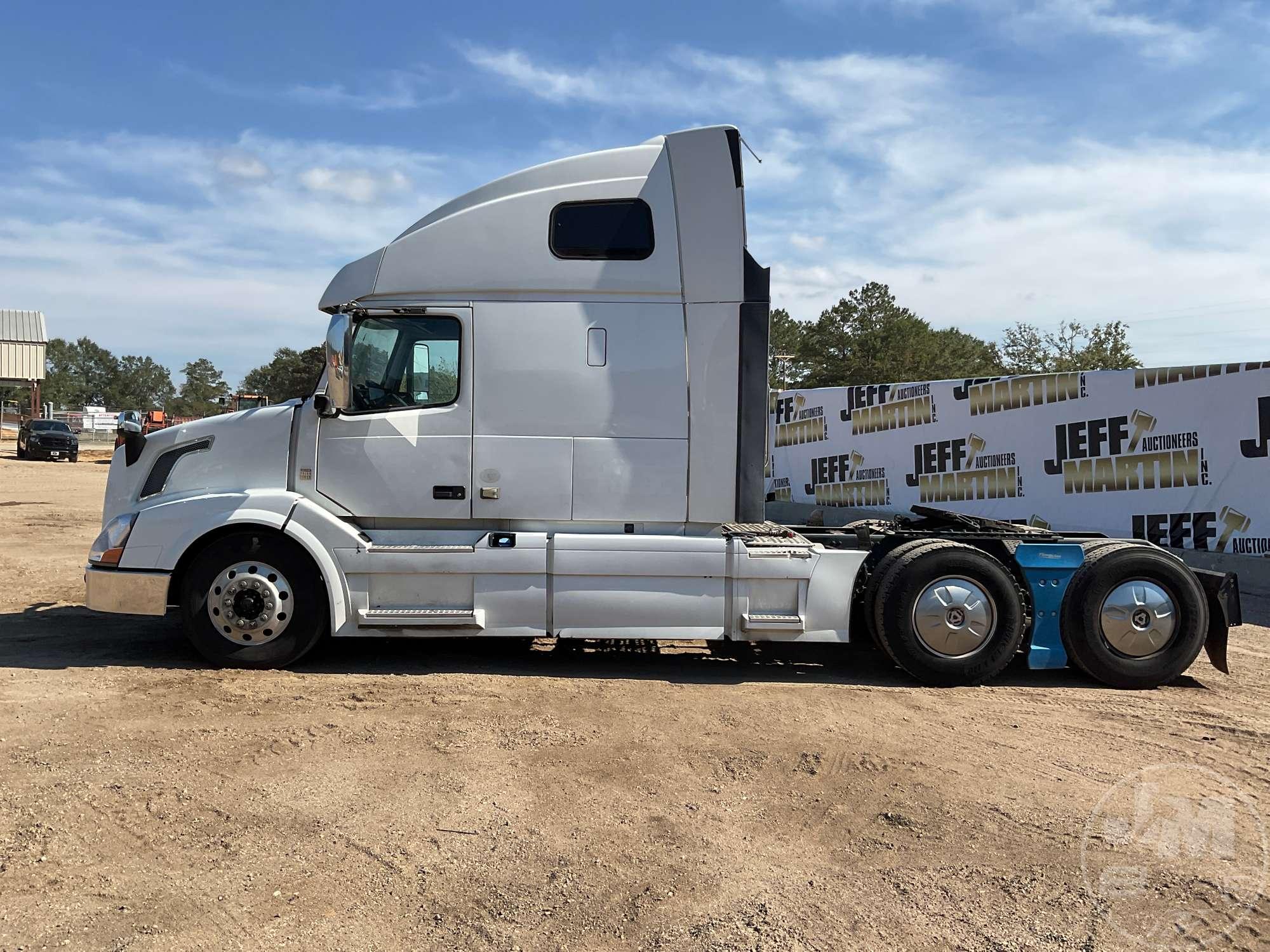 2015 VOLVO VNL VIN: 4V4NC9EH3FN192045 TANDEM AXLE TRUCK TRACTOR