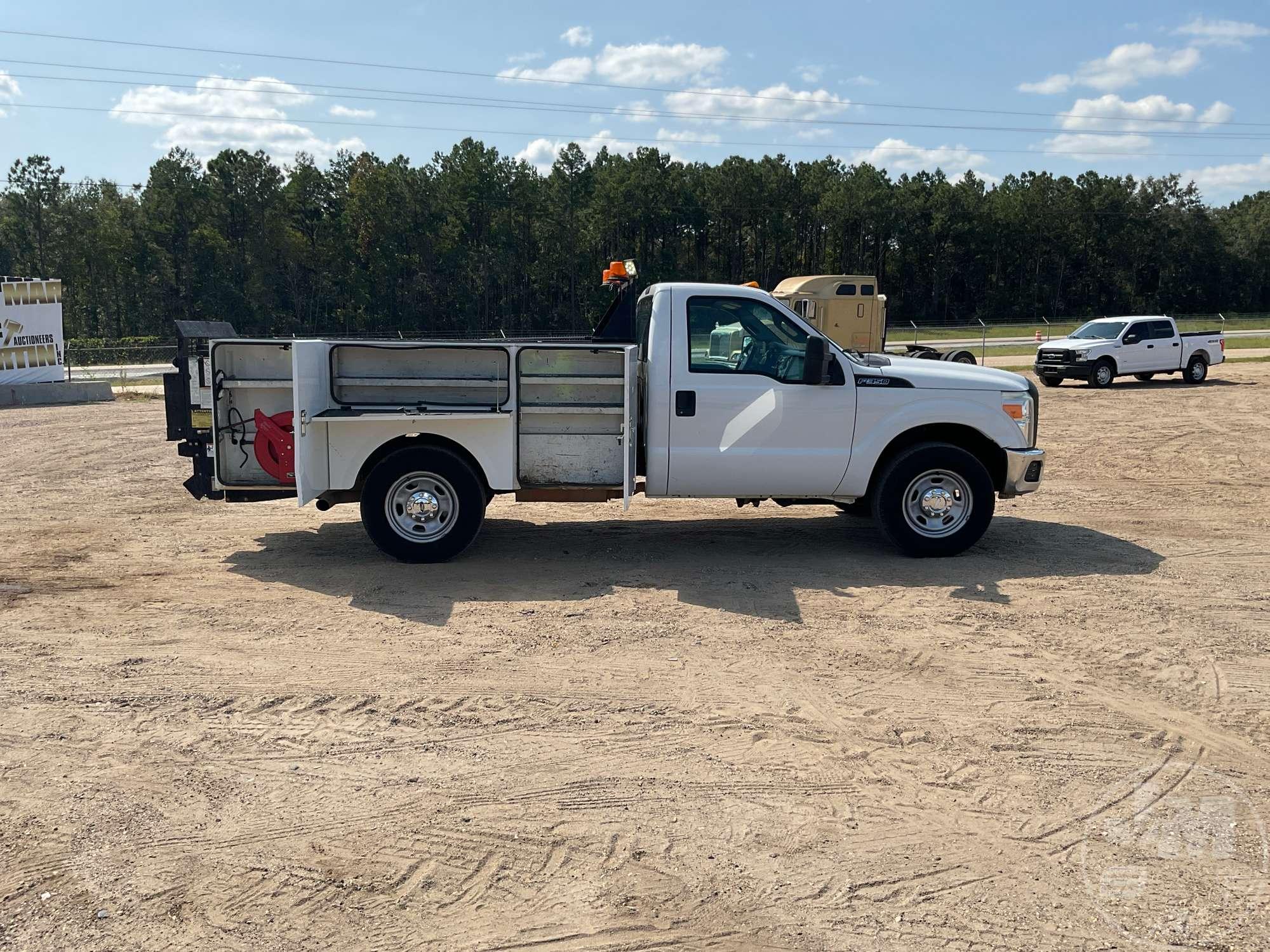 2016 FORD F-350 S/A UTILITY TRUCK VIN: 1FDRF3E69GEA73364