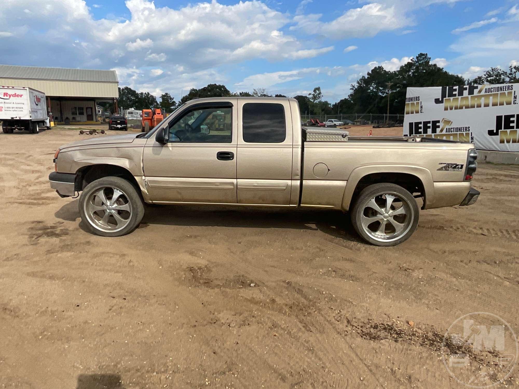 2004 CHEVROLET SILVERADO 1500 EXTENDED CAB 4X4 PICKUP VIN: 2GCEK19T241228448