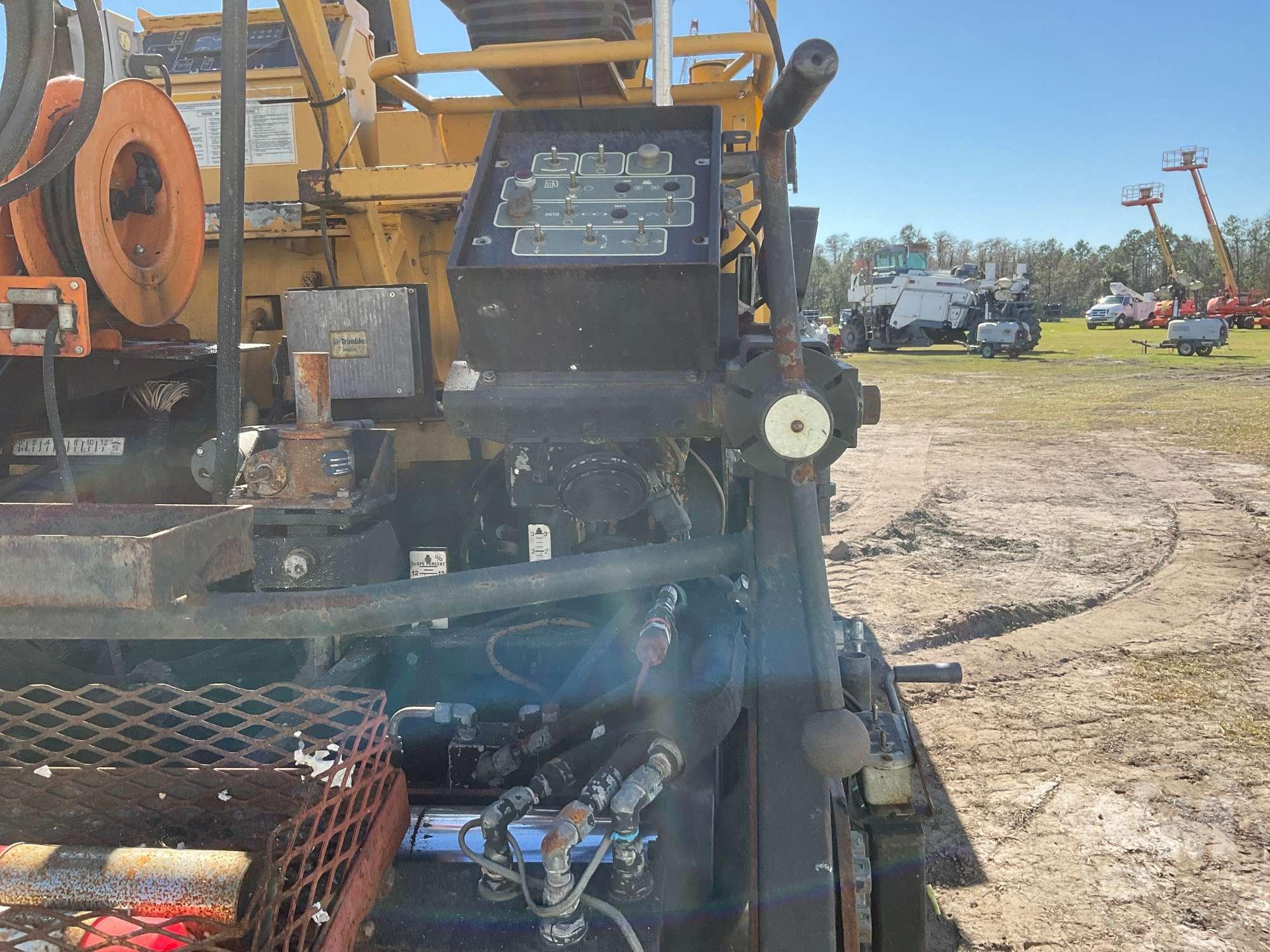 2011 CATERPILLAR AP1055D CRAWLER ASPHALT PAVER SN: FAC00771