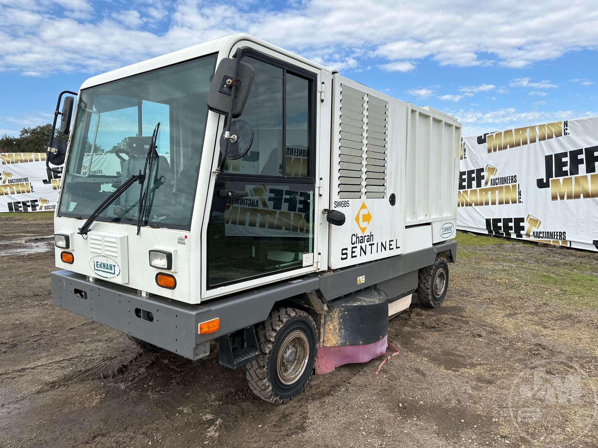 TENNANT  SENTINEL VIN: T7996B5 SINGLE  SWEEPER TRUCK